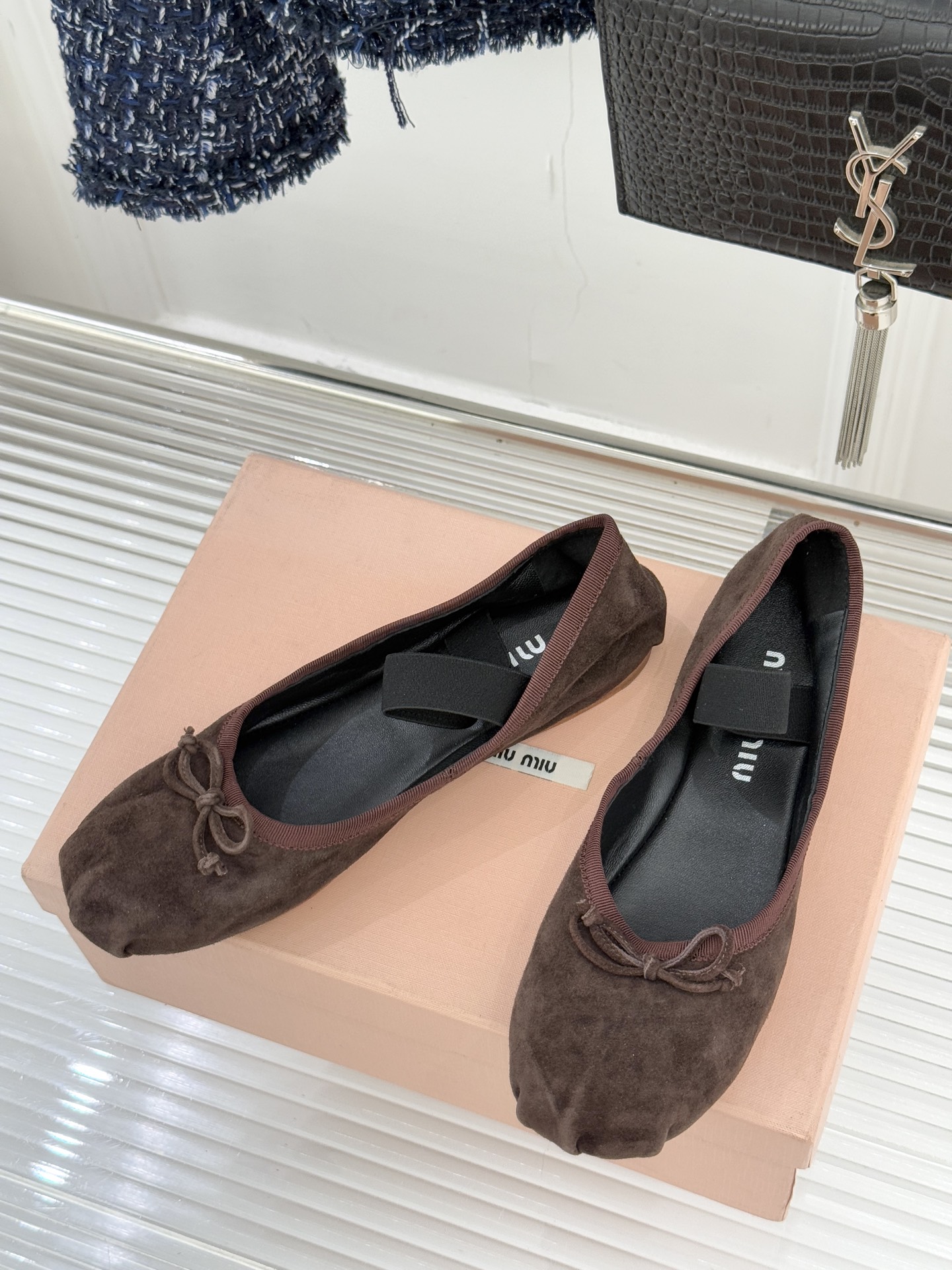 Miu Miu/缪缪经典蝴蝶结字母绸缎芭蕾舞鞋承袭MIU MIU标志性少女奢雅基因经典芭蕾舞鞋以柔润缎光
