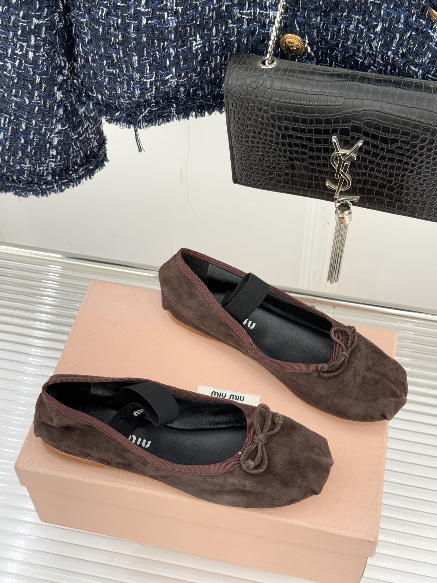 Miu Miu/缪缪经典蝴蝶结字母绸缎芭蕾舞鞋承袭MIU MIU标志性少女奢雅基因经典芭蕾舞鞋以柔润缎光