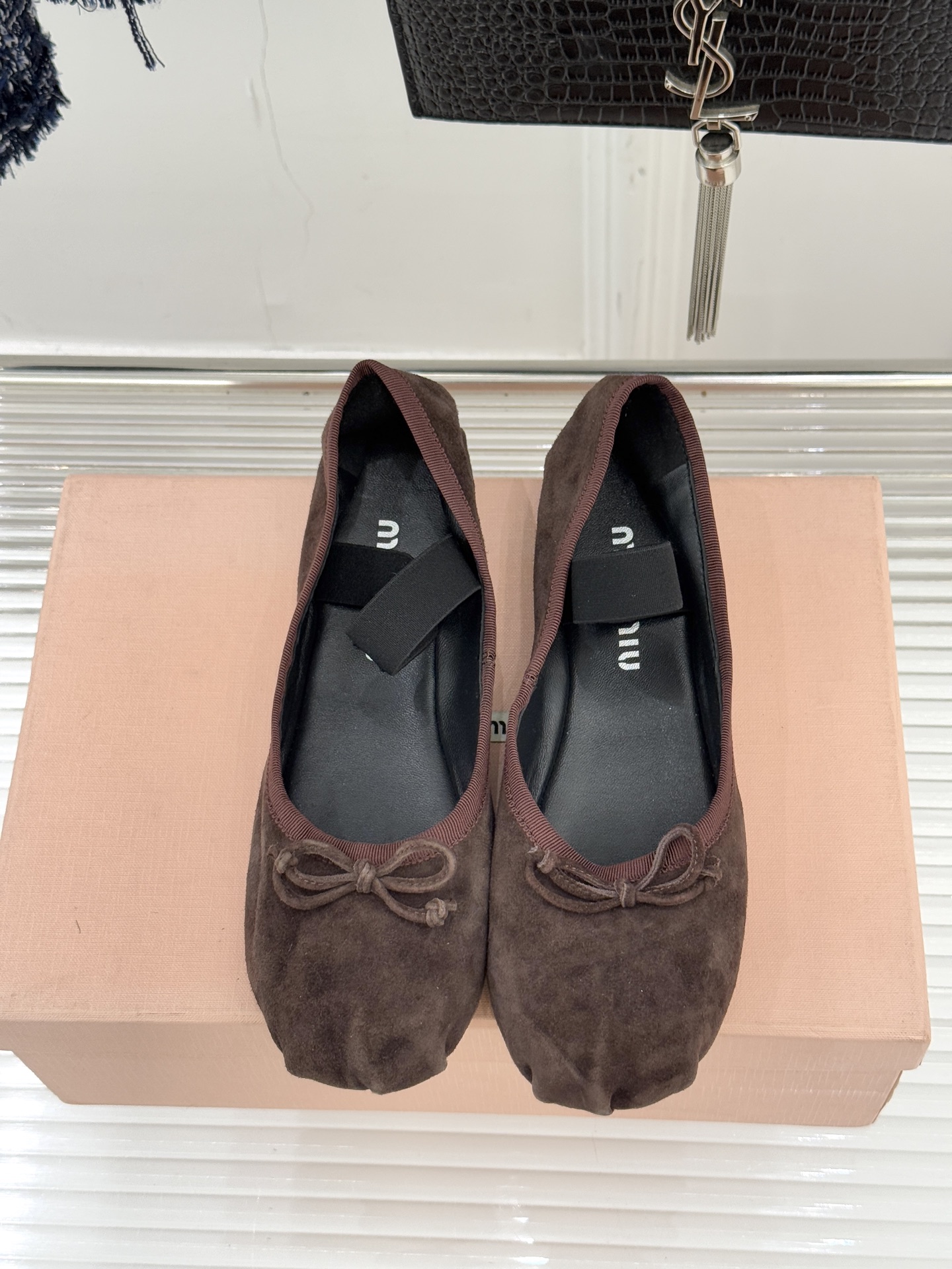 Miu Miu/缪缪经典蝴蝶结字母绸缎芭蕾舞鞋承袭MIU MIU标志性少女奢雅基因经典芭蕾舞鞋以柔润缎光