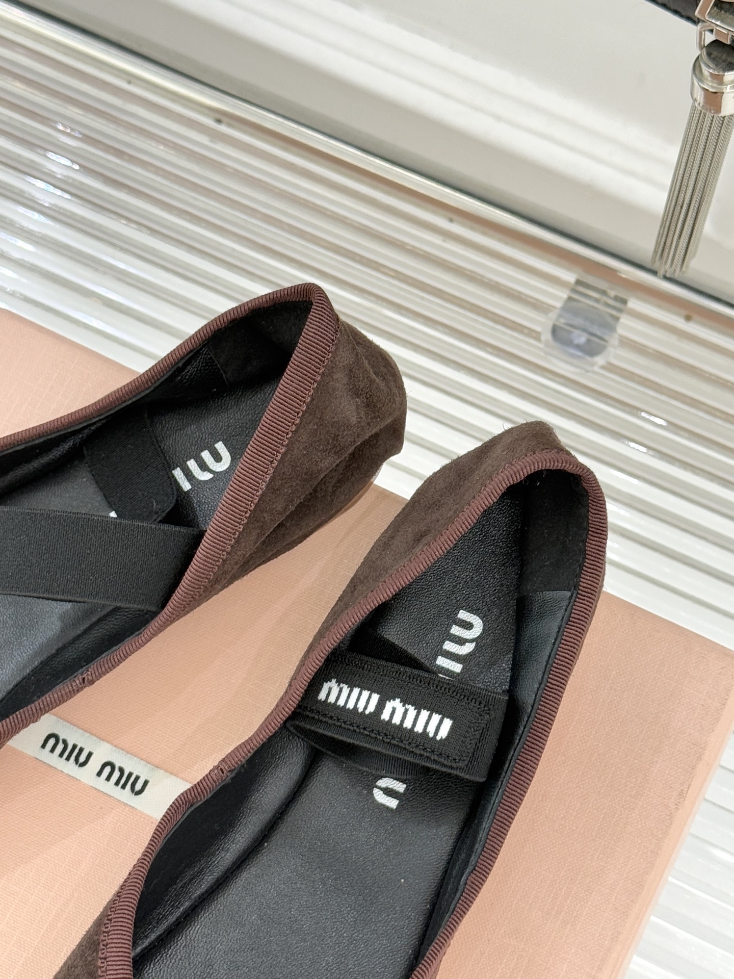 Miu Miu/缪缪经典蝴蝶结字母绸缎芭蕾舞鞋承袭MIU MIU标志性少女奢雅基因经典芭蕾舞鞋以柔润缎光