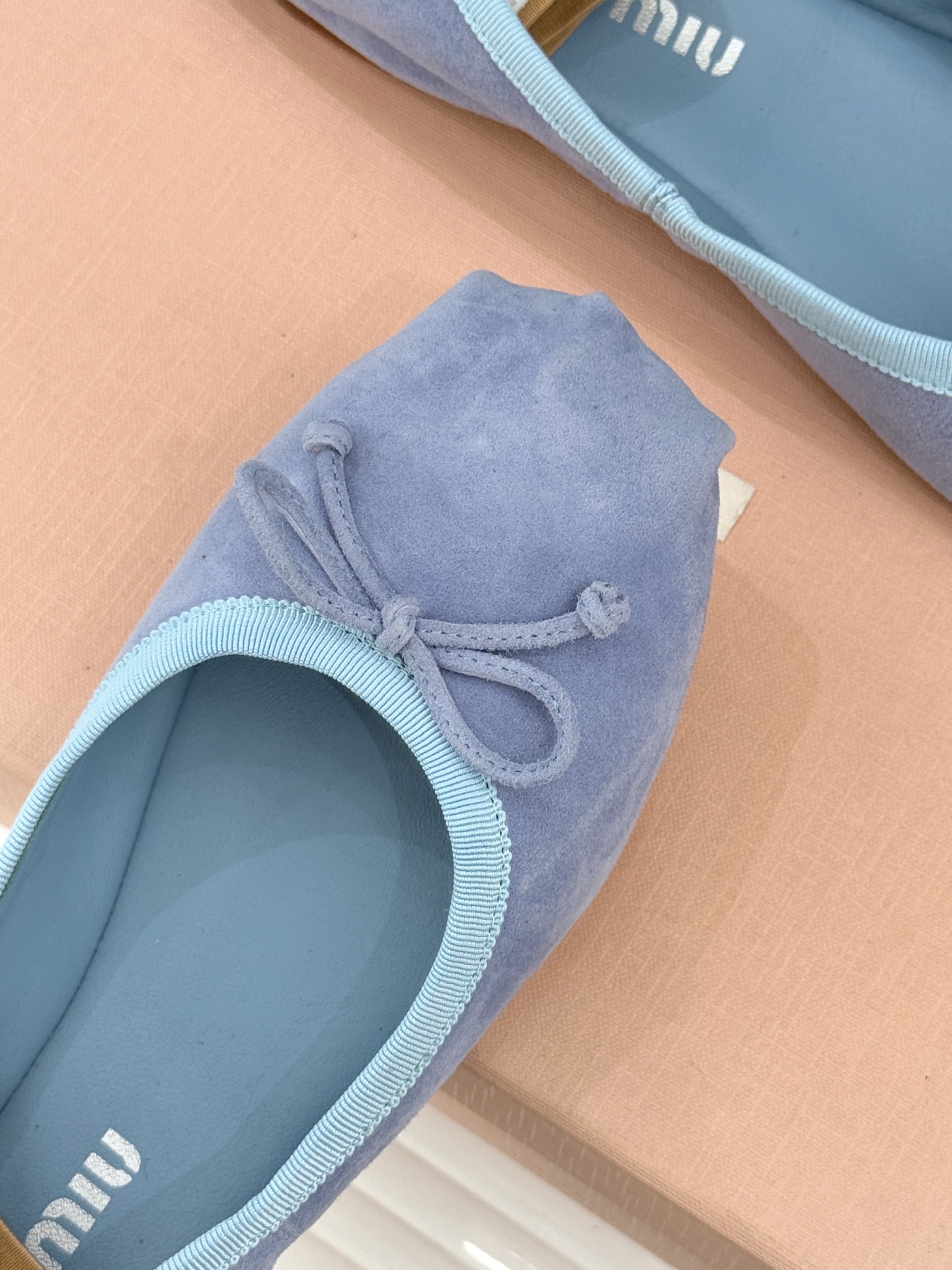 Miu Miu/缪缪经典蝴蝶结字母绸缎芭蕾舞鞋承袭MIU MIU标志性少女奢雅基因经典芭蕾舞鞋以柔润缎光