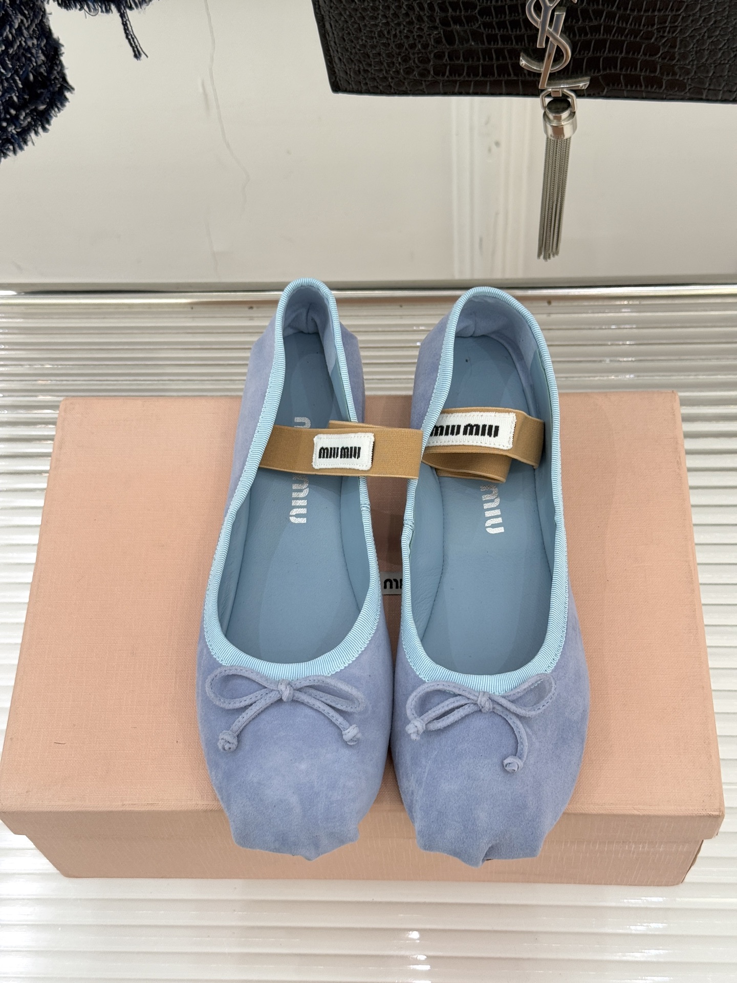 Miu Miu/缪缪经典蝴蝶结字母绸缎芭蕾舞鞋承袭MIU MIU标志性少女奢雅基因经典芭蕾舞鞋以柔润缎光