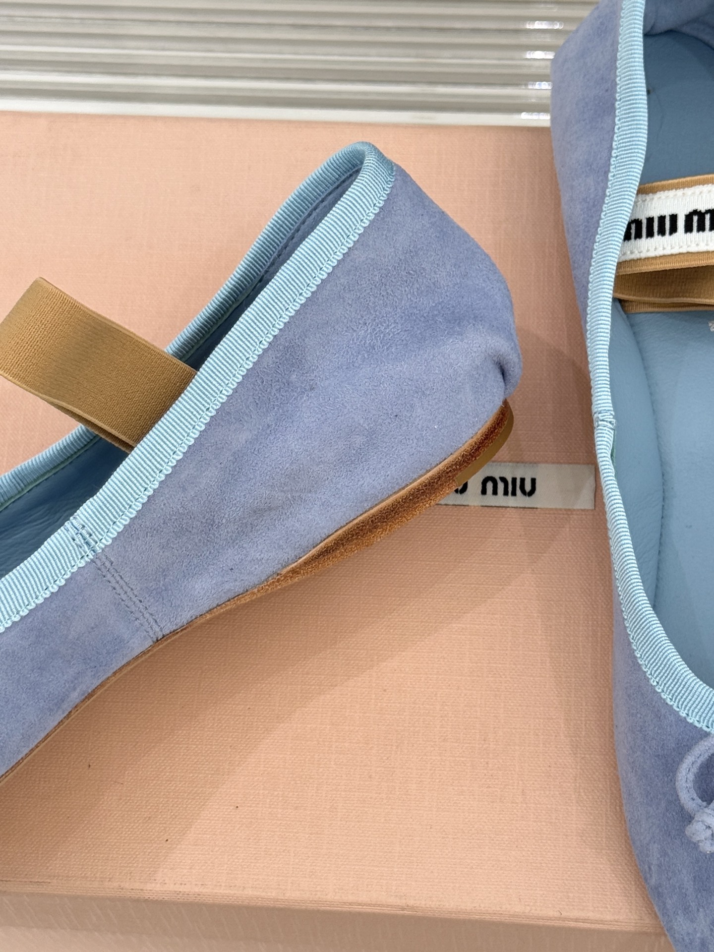 Miu Miu/缪缪经典蝴蝶结字母绸缎芭蕾舞鞋承袭MIU MIU标志性少女奢雅基因经典芭蕾舞鞋以柔润缎光