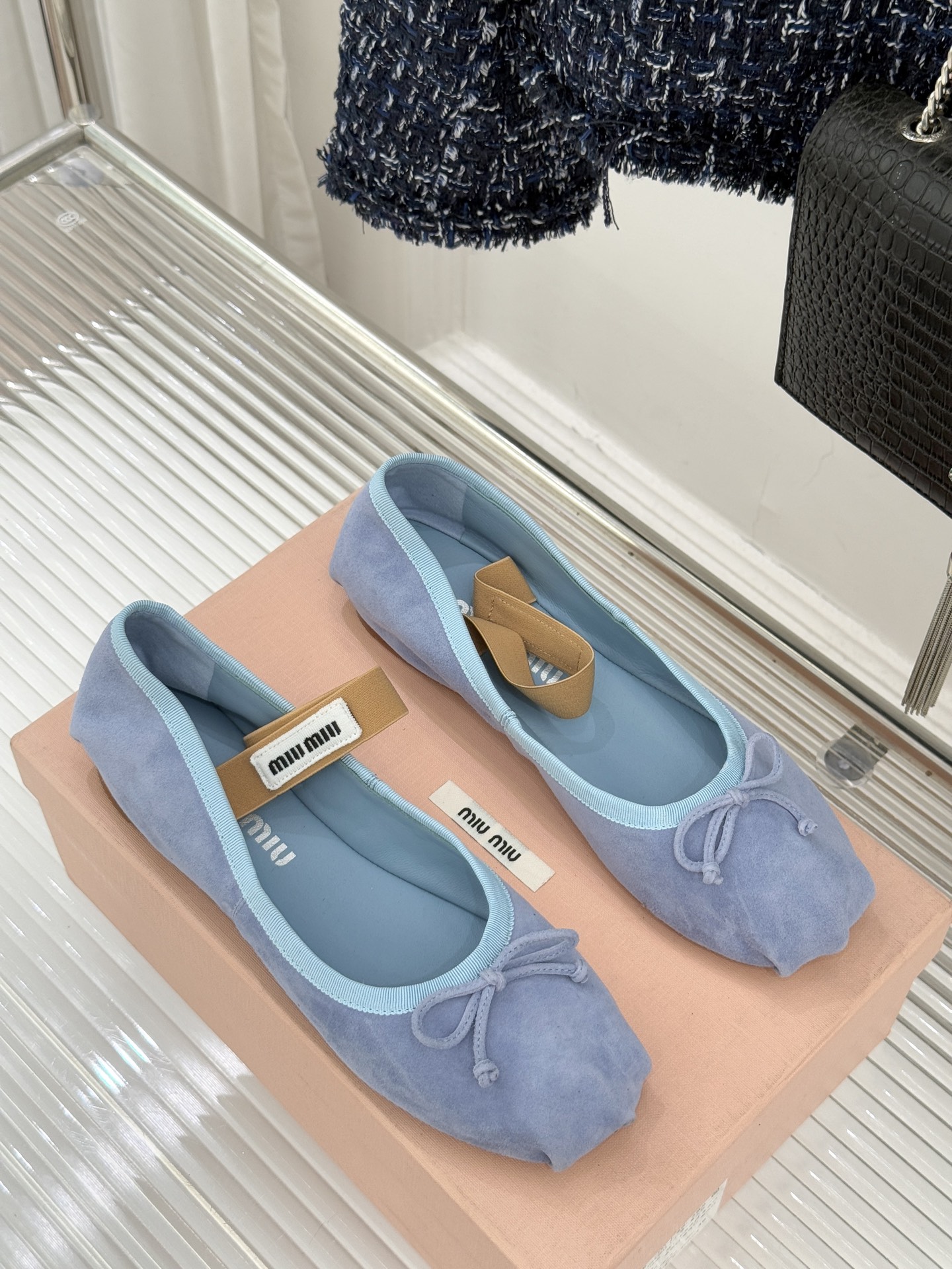 Miu Miu/缪缪经典蝴蝶结字母绸缎芭蕾舞鞋承袭MIU MIU标志性少女奢雅基因经典芭蕾舞鞋以柔润缎光