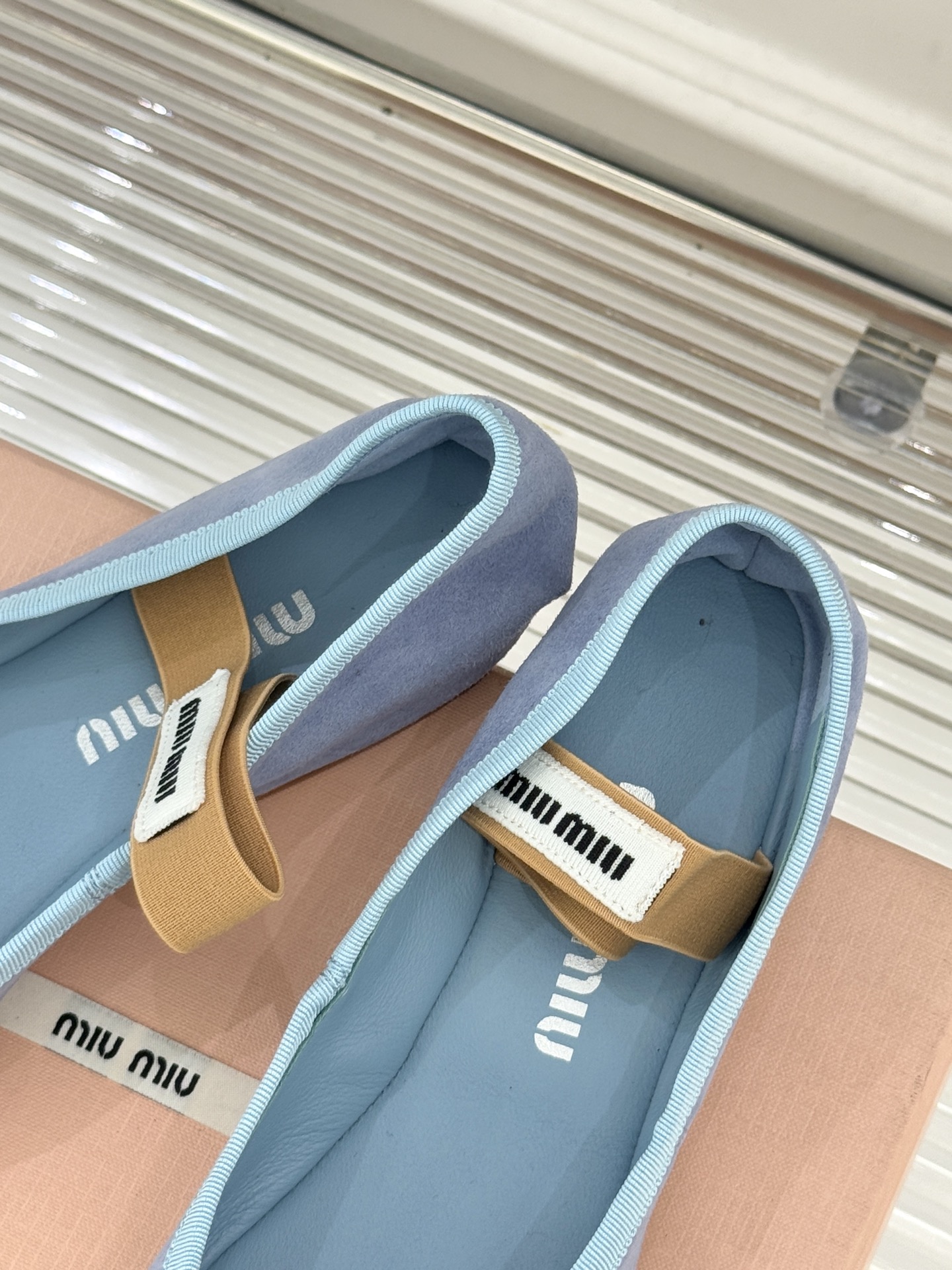 Miu Miu/缪缪经典蝴蝶结字母绸缎芭蕾舞鞋承袭MIU MIU标志性少女奢雅基因经典芭蕾舞鞋以柔润缎光
