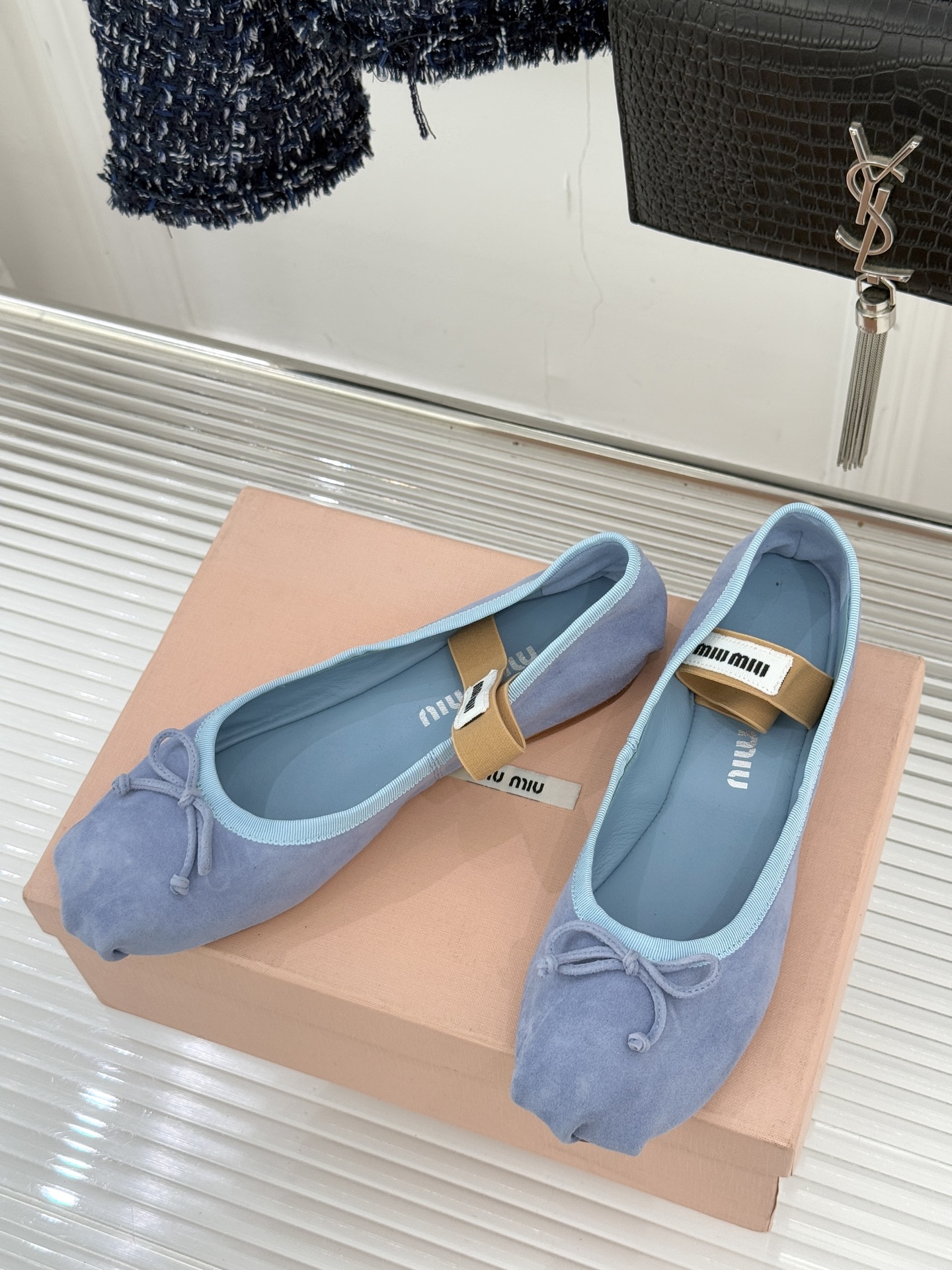 Miu Miu/缪缪经典蝴蝶结字母绸缎芭蕾舞鞋承袭MIU MIU标志性少女奢雅基因经典芭蕾舞鞋以柔润缎光