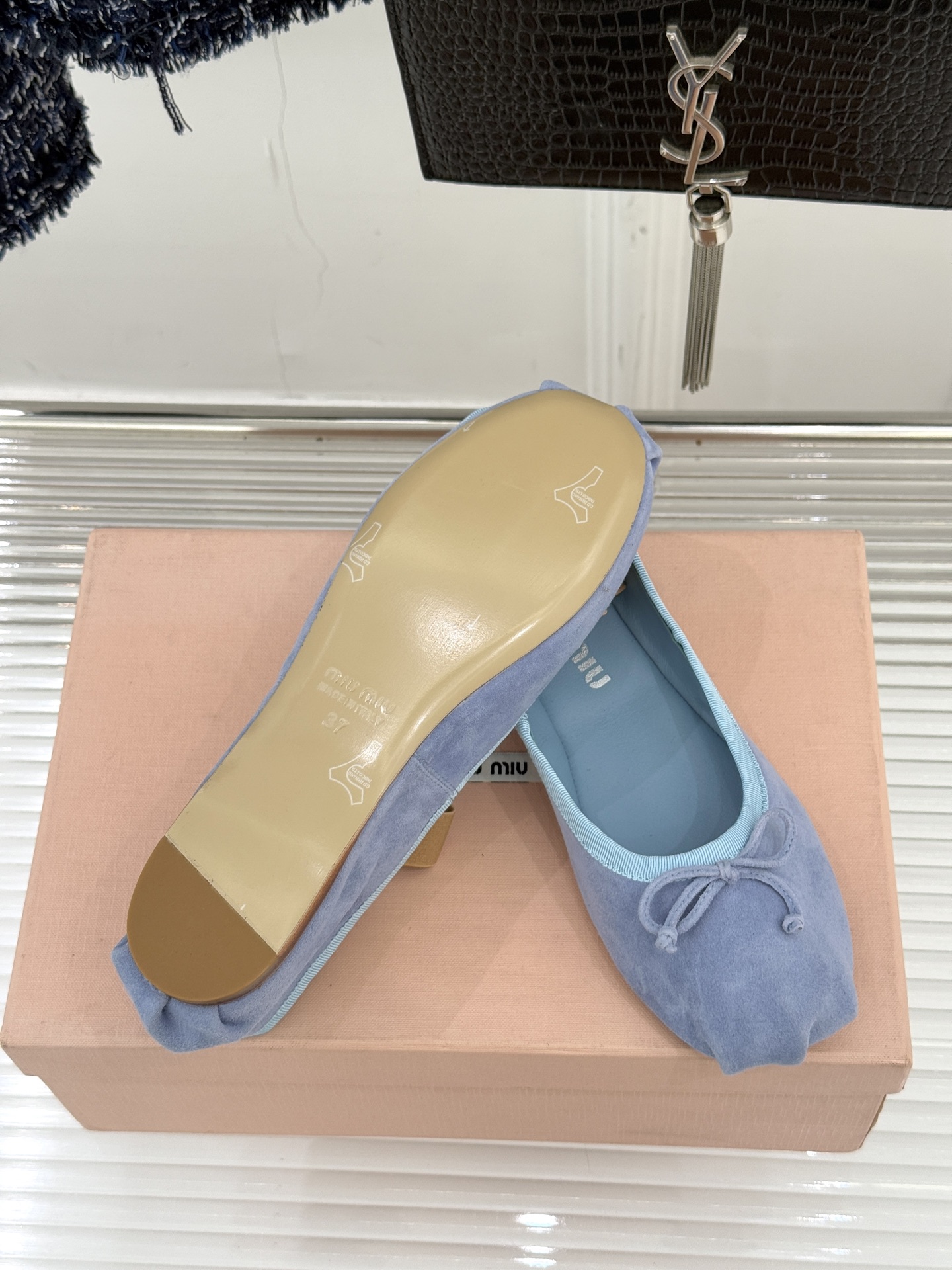 Miu Miu/缪缪经典蝴蝶结字母绸缎芭蕾舞鞋承袭MIU MIU标志性少女奢雅基因经典芭蕾舞鞋以柔润缎光