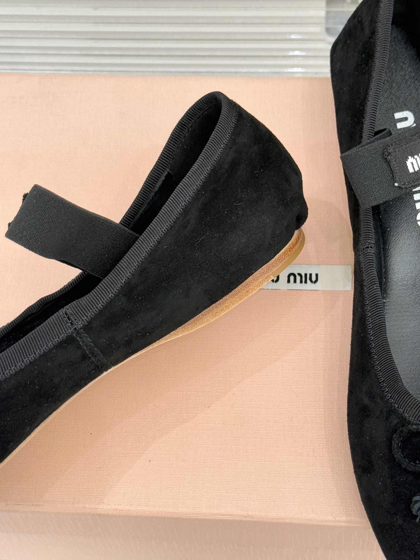 Miu Miu/缪缪经典蝴蝶结字母绸缎芭蕾舞鞋承袭MIU MIU标志性少女奢雅基因经典芭蕾舞鞋以柔润缎光