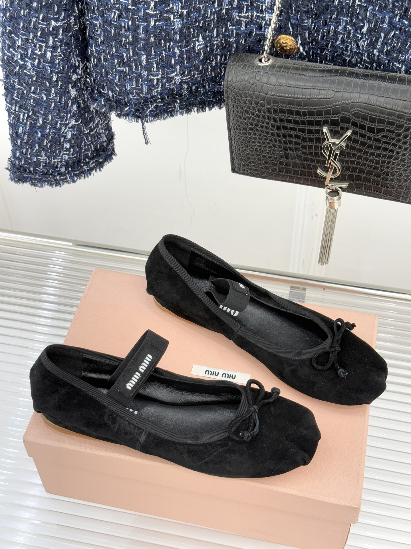 Miu Miu/缪缪经典蝴蝶结字母绸缎芭蕾舞鞋承袭MIU MIU标志性少女奢雅基因经典芭蕾舞鞋以柔润缎光