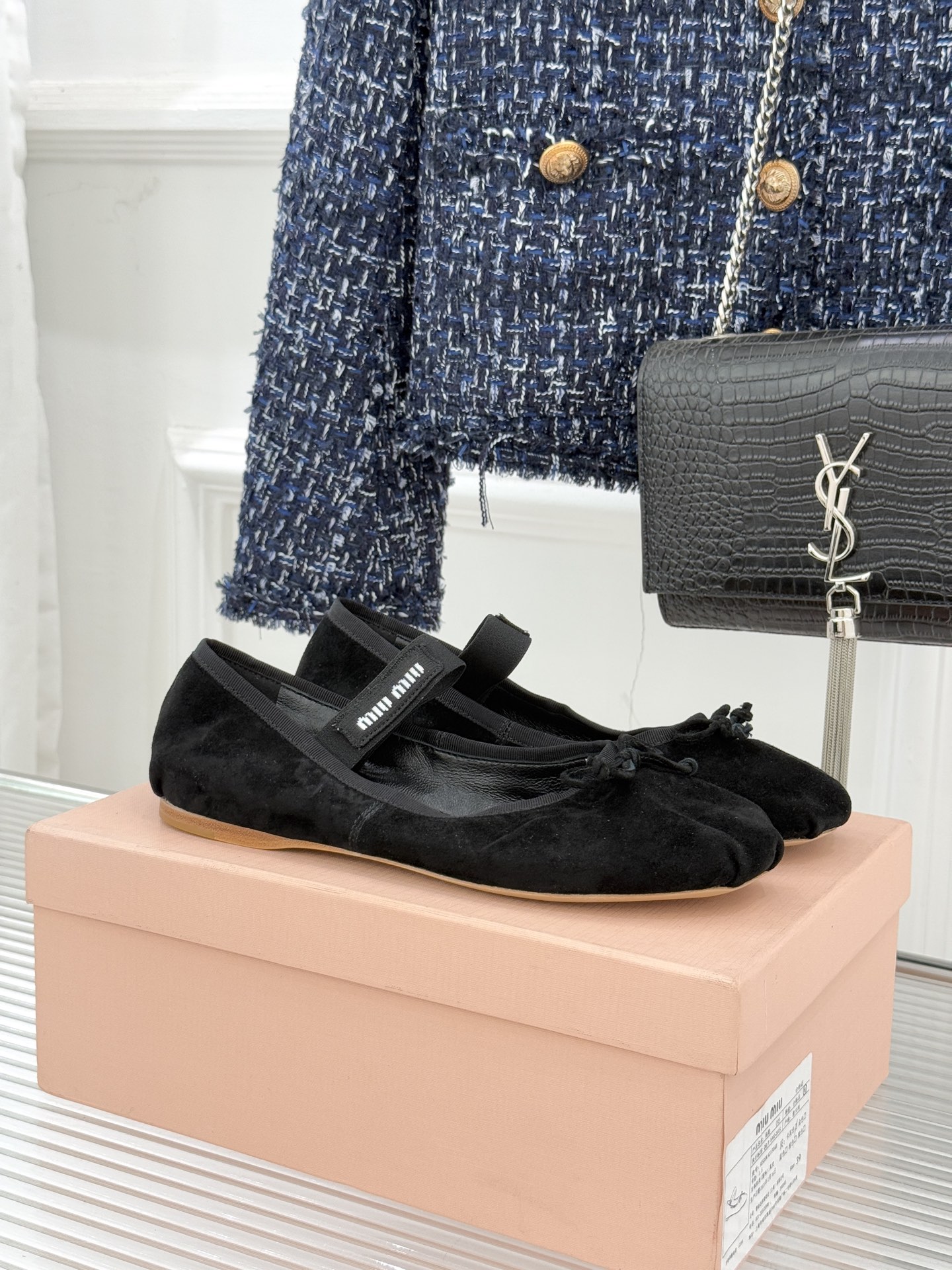 Miu Miu/缪缪经典蝴蝶结字母绸缎芭蕾舞鞋承袭MIU MIU标志性少女奢雅基因经典芭蕾舞鞋以柔润缎光