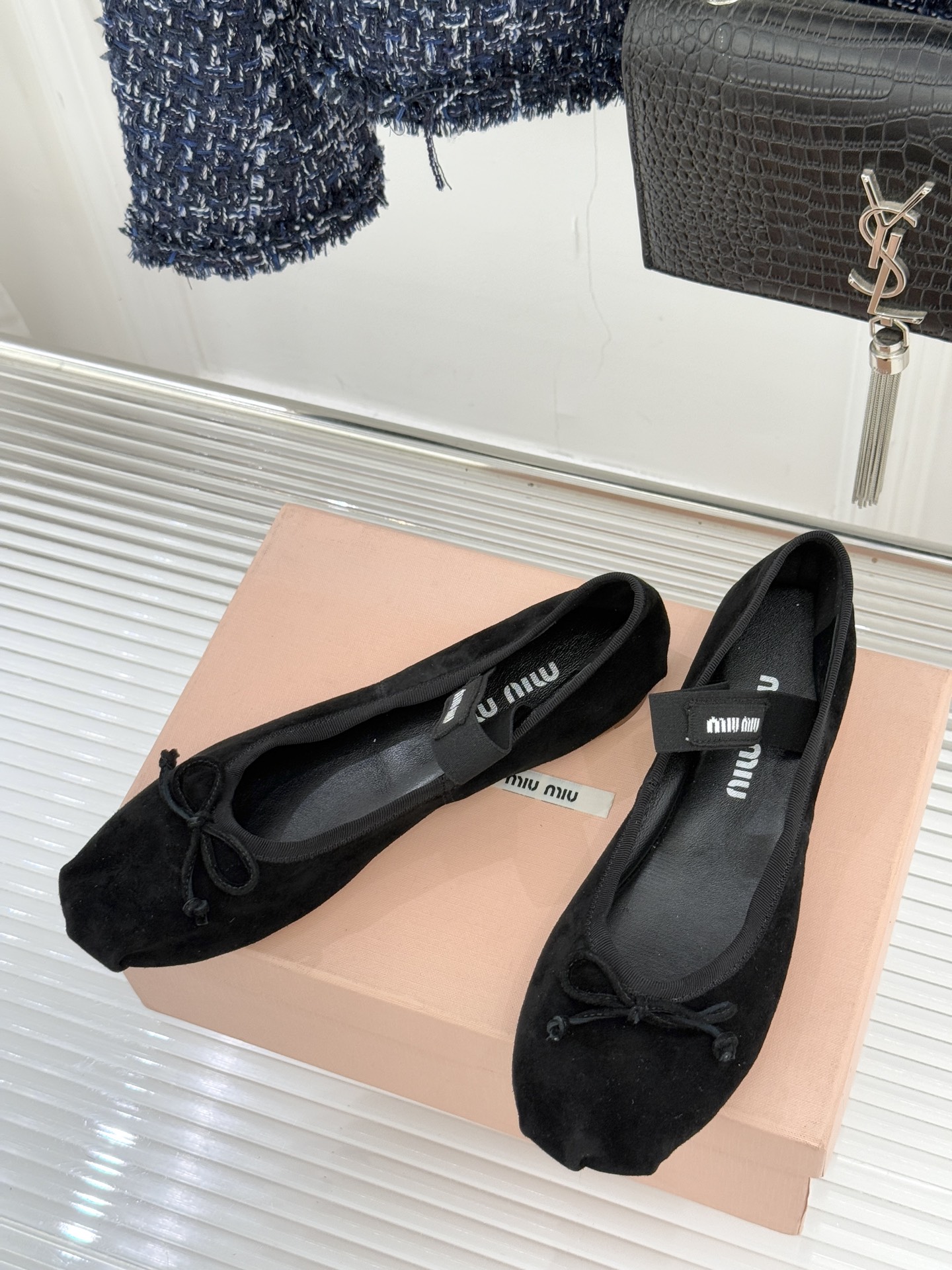 Miu Miu/缪缪经典蝴蝶结字母绸缎芭蕾舞鞋承袭MIU MIU标志性少女奢雅基因经典芭蕾舞鞋以柔润缎光