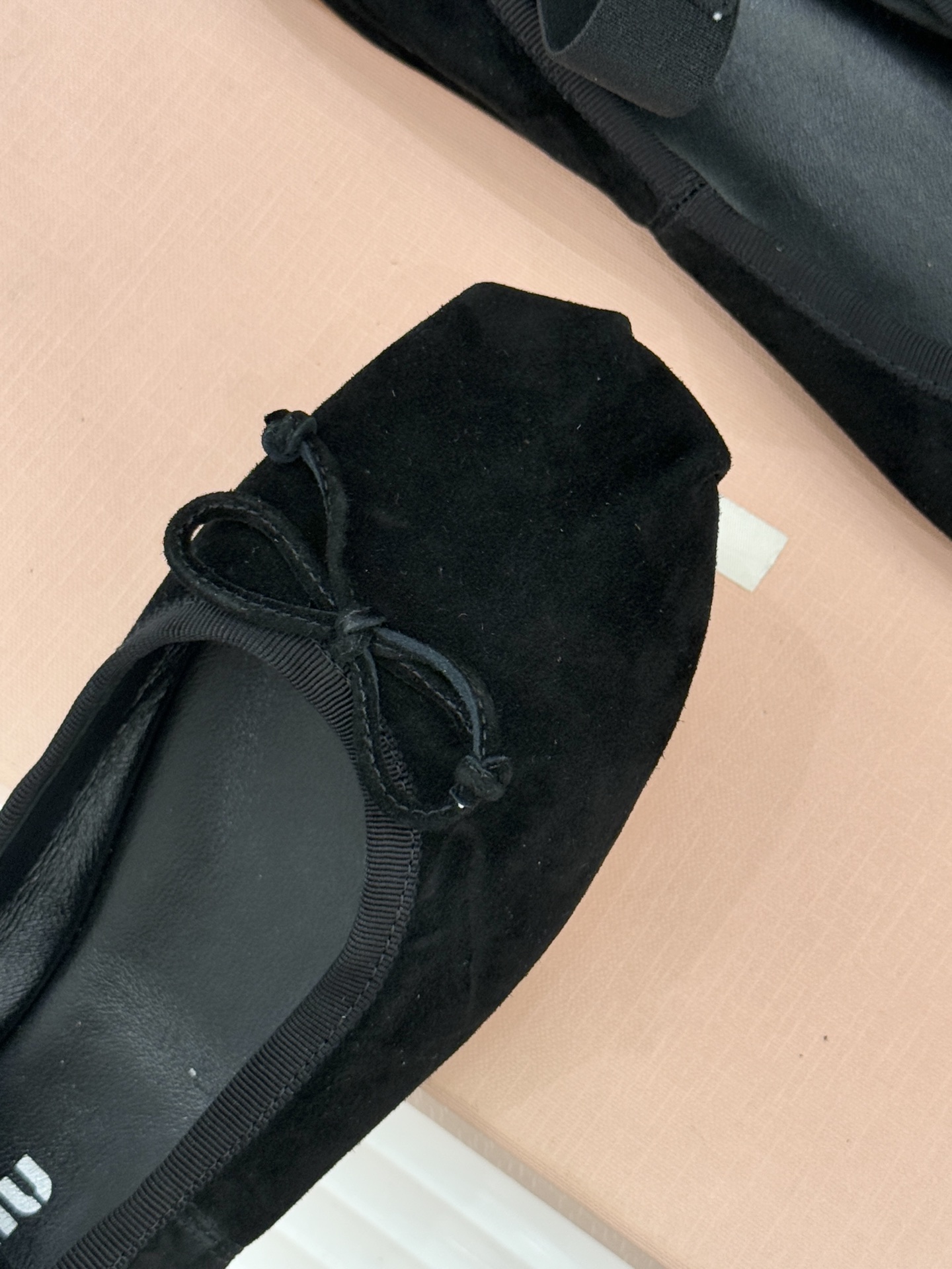 Miu Miu/缪缪经典蝴蝶结字母绸缎芭蕾舞鞋承袭MIU MIU标志性少女奢雅基因经典芭蕾舞鞋以柔润缎光