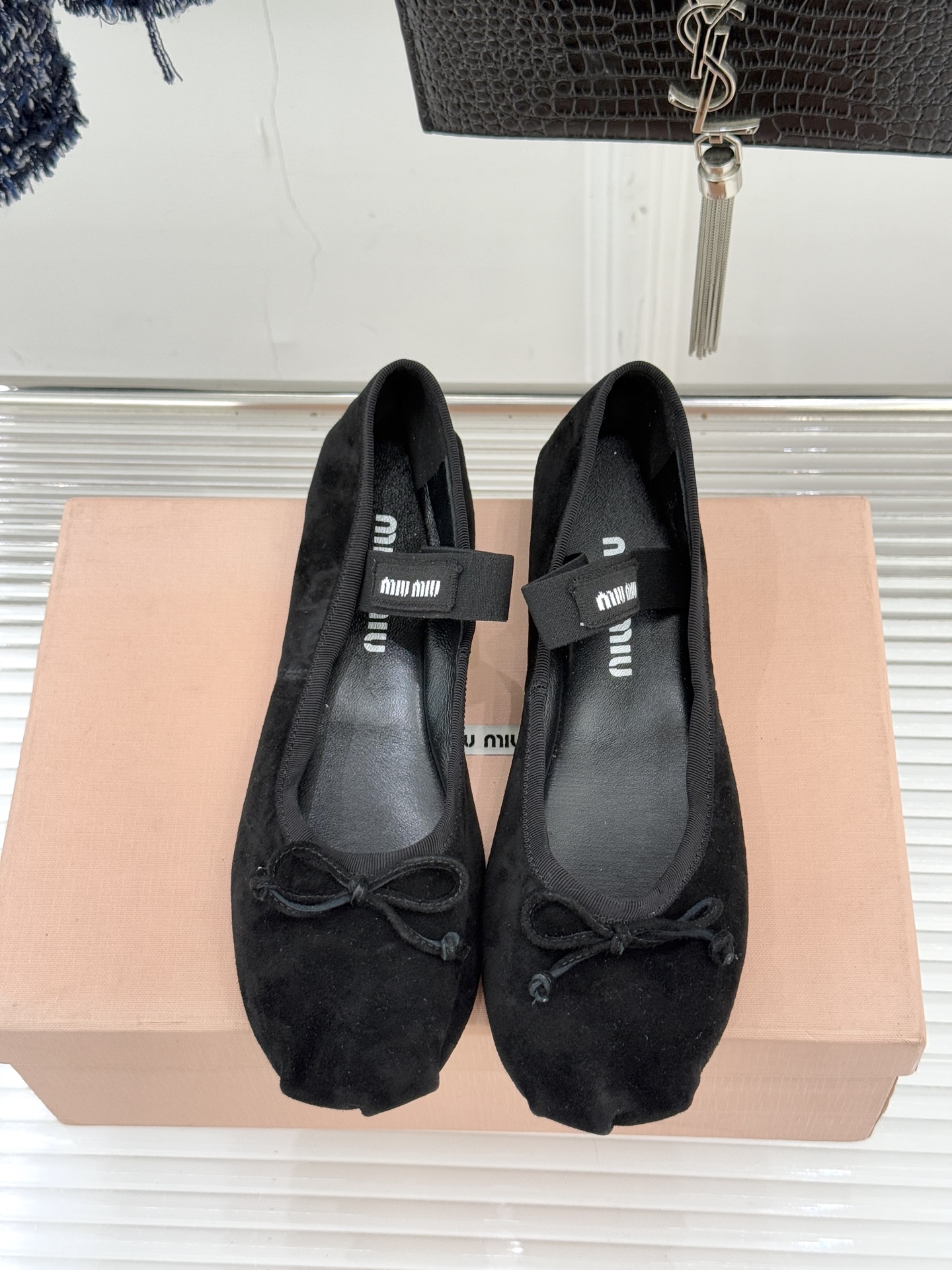 Miu Miu/缪缪经典蝴蝶结字母绸缎芭蕾舞鞋承袭MIU MIU标志性少女奢雅基因经典芭蕾舞鞋以柔润缎光