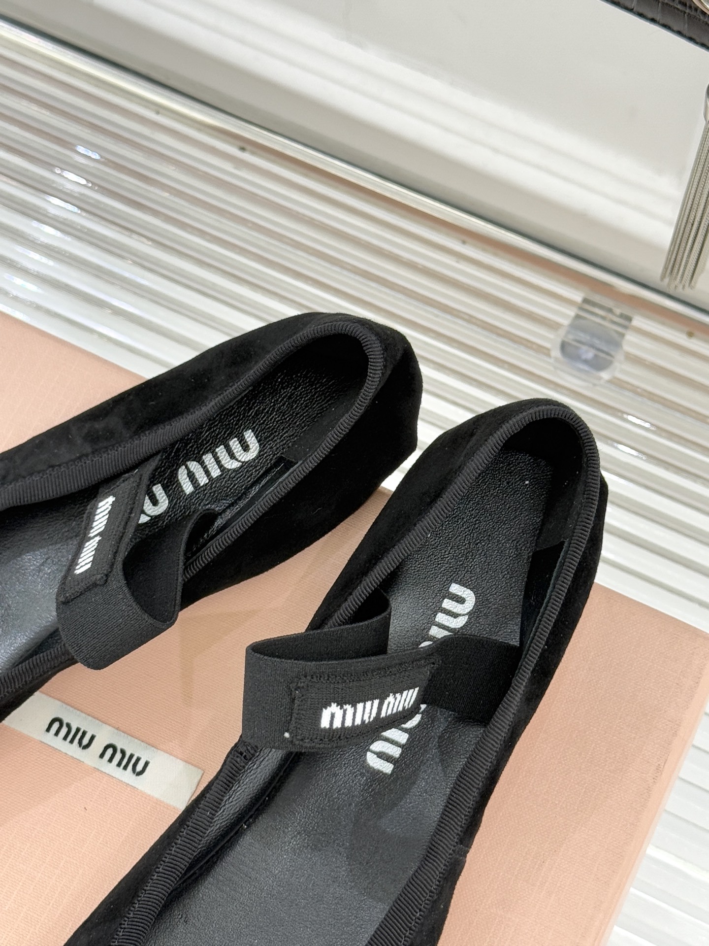 Miu Miu/缪缪经典蝴蝶结字母绸缎芭蕾舞鞋承袭MIU MIU标志性少女奢雅基因经典芭蕾舞鞋以柔润缎光
