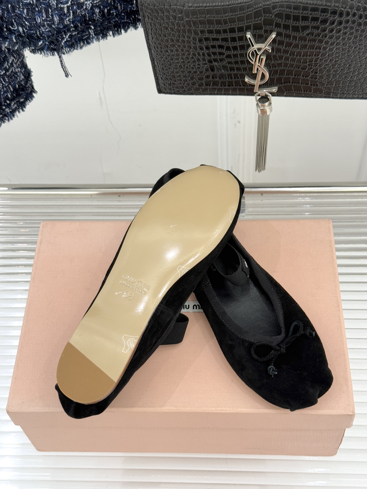 Miu Miu/缪缪经典蝴蝶结字母绸缎芭蕾舞鞋承袭MIU MIU标志性少女奢雅基因经典芭蕾舞鞋以柔润缎光