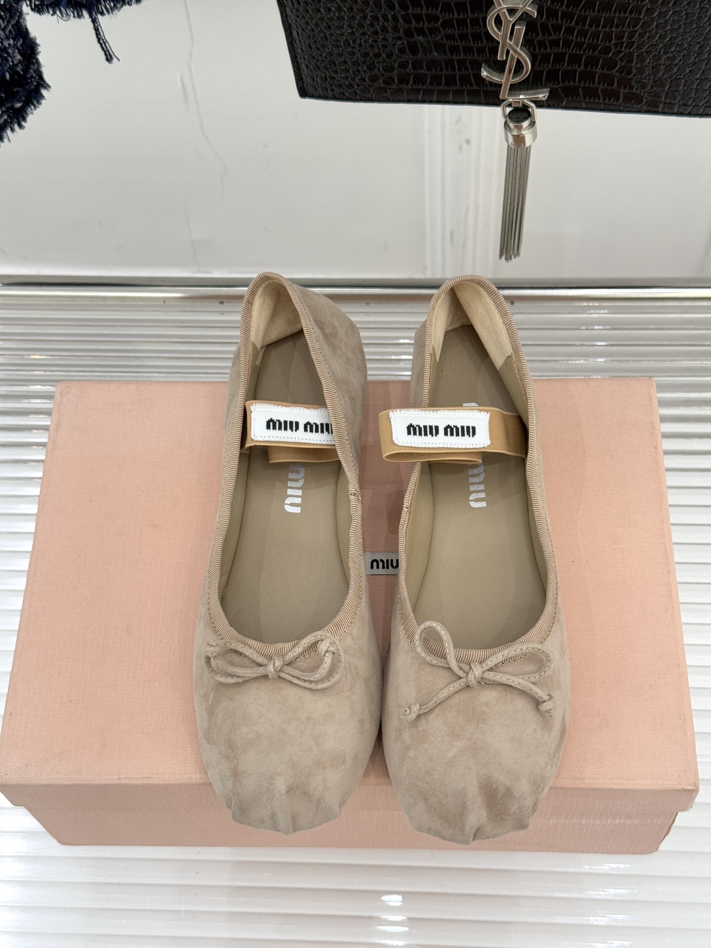 Miu Miu/缪缪经典蝴蝶结字母绸缎芭蕾舞鞋承袭MIU MIU标志性少女奢雅基因经典芭蕾舞鞋以柔润缎光