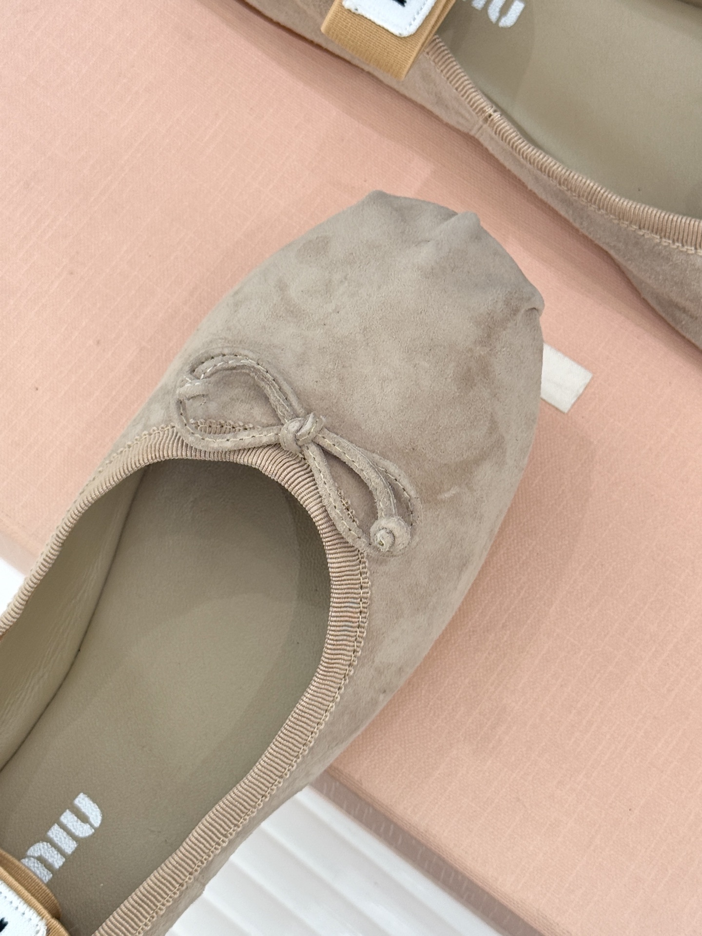 Miu Miu/缪缪经典蝴蝶结字母绸缎芭蕾舞鞋承袭MIU MIU标志性少女奢雅基因经典芭蕾舞鞋以柔润缎光
