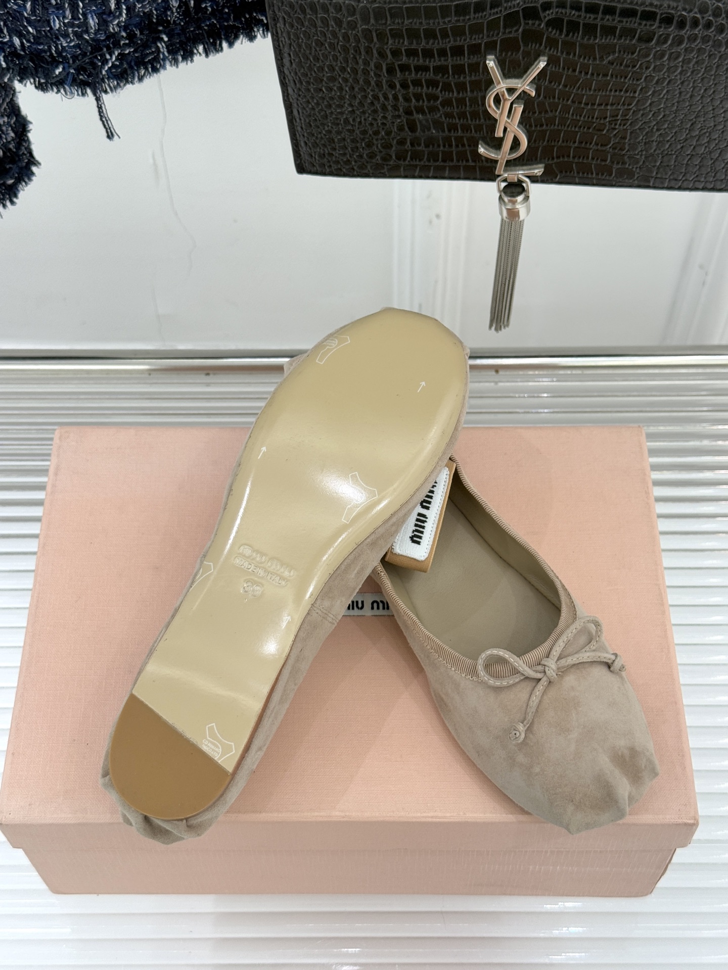 Miu Miu/缪缪经典蝴蝶结字母绸缎芭蕾舞鞋承袭MIU MIU标志性少女奢雅基因经典芭蕾舞鞋以柔润缎光