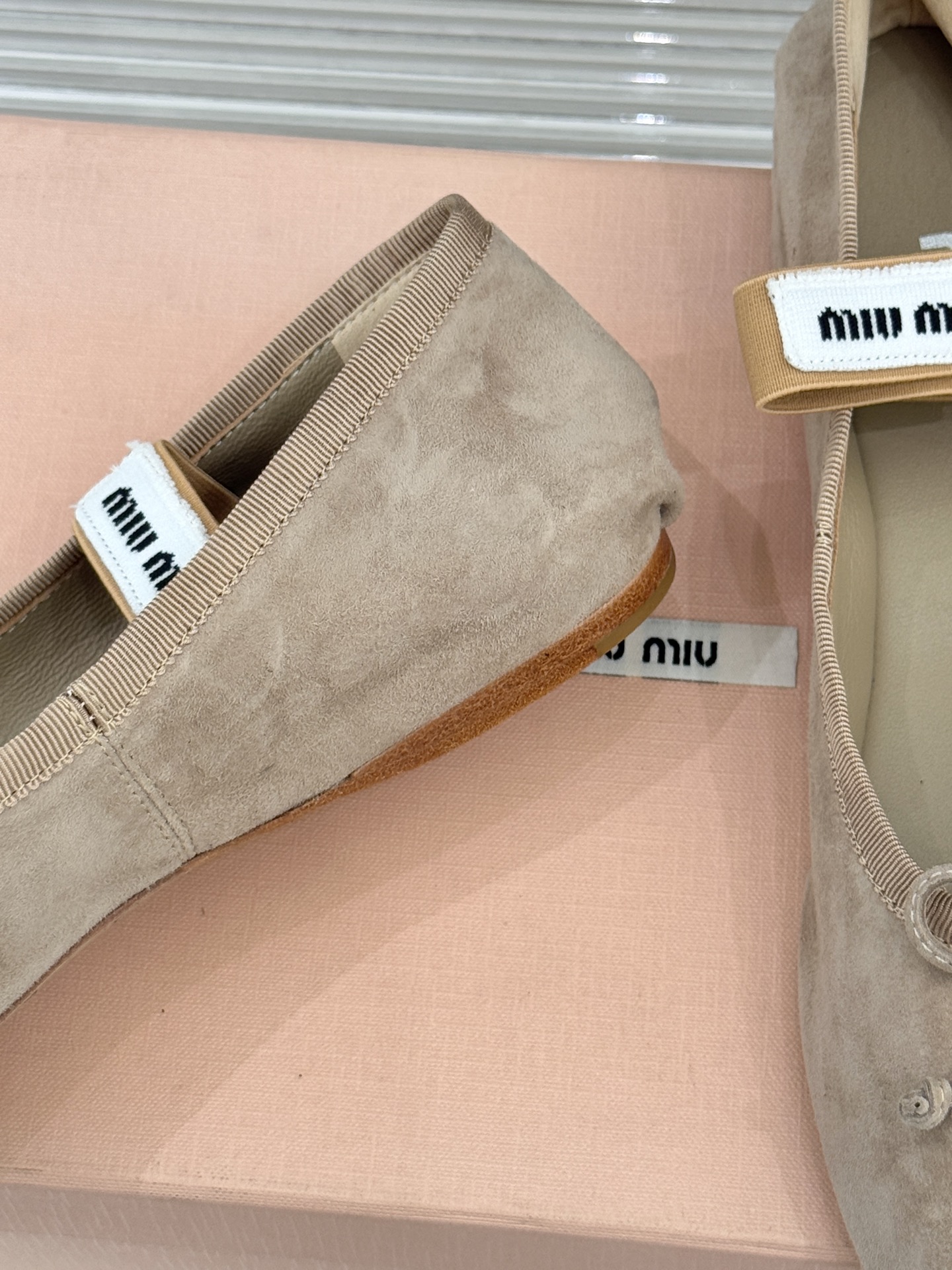Miu Miu/缪缪经典蝴蝶结字母绸缎芭蕾舞鞋承袭MIU MIU标志性少女奢雅基因经典芭蕾舞鞋以柔润缎光