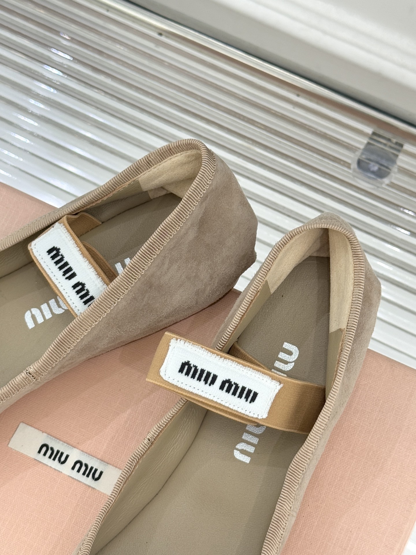 Miu Miu/缪缪经典蝴蝶结字母绸缎芭蕾舞鞋承袭MIU MIU标志性少女奢雅基因经典芭蕾舞鞋以柔润缎光