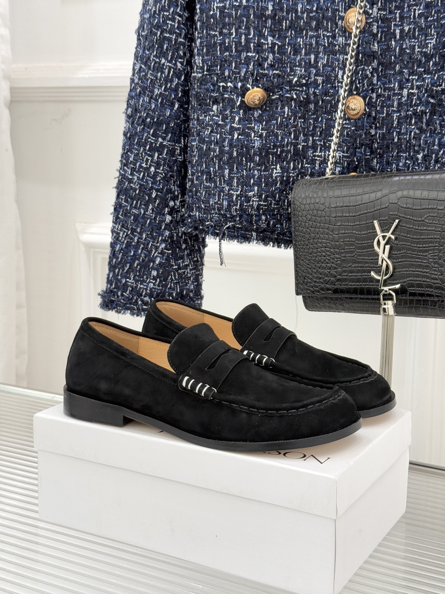 NO:628342,JW Anderson 25WF new retro minimalist loafers When retro rhythm collides with minimalist philosophy, this pair of shoes has a texture tension that transcends styles. With Italian exquisite craftsmanship as the backbone and low-key design as the soul, it has become a versatile tool with a sense of luxury in the wardrobe. The flat shoe shape combines solid support and lazy tonality. The slip-on method is suitable for fast-paced daily life, giving every step a relaxed texture. The restrained aesthetics interpret the calm attitude of contemporary wear.  It has become a wardrobe necessity that can be worn with any style across seasons. The fabric is made of original customized calfskin, and the inner toes are made of cowhide. The original molded custom anti-slip outsole size35-39 (customized 40/41), loafers, loafers, flats, cowhide19860909JW Anderson25WF新品复古极简乐福鞋 当复古韵律碰撞极简哲思 这双鞋便有了跨越风格的质感张力 以意大利精湛工艺为骨 以低调设计为魂 成为衣橱里自带高级感的百搭利器. 平底鞋型兼顾稳妥支撑与慵懒调性 一脚蹬穿法适配快节奏日常 让每一步行走都自带松弛质感 用克制美学诠释当代穿搭的从容态度, 成为跨越季节 百搭不腻的衣橱刚需. 面料采用原版定制小牛皮 内里踮脚均为牛皮 原版开模定制防滑大底 size35-39（40/41定制）,乐福鞋,loafers,flats,cowhide,Women's Shoes