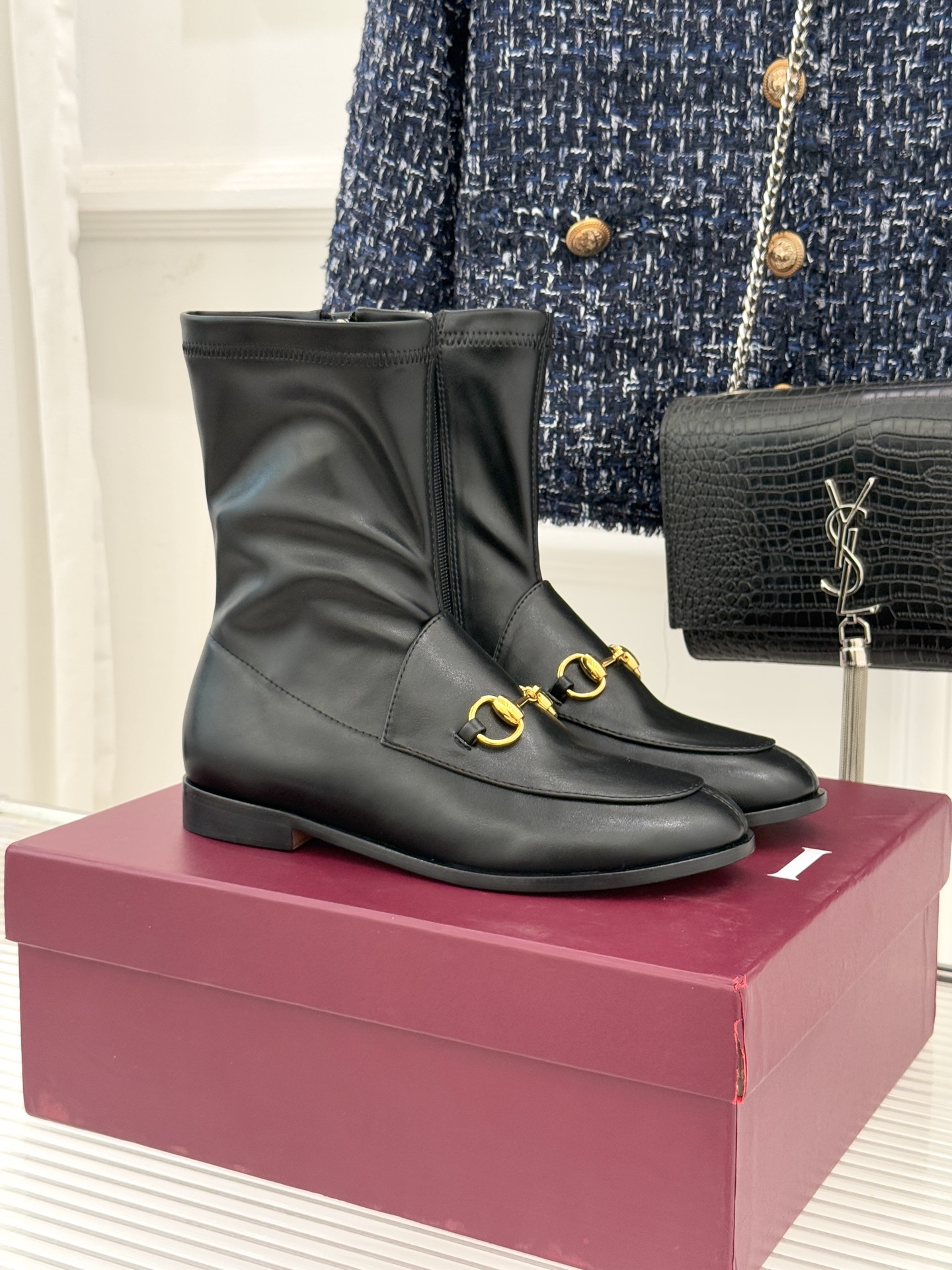 NO:628334,Gucci/Gucci Classic Double G Horsebit Retro Loaf Elastic Boots and Short Boots When century-old equestrian genes meet modern wearing philosophy, these elastic boots have a charm that transcends time. The iconic horsebit is carved in light gold tones. It is not only an elegant footnote to the origin of the brand, but also injects low-key elegance into the body of the shoe, echoing the classics and power of equestrian sports. The upper is made of flexible elastic leather and can flexibly fit with the curves of your feet.  The elastic inlay at the boot collar eliminates the sense of restraint, making putting on, taking off and walking a comfortable experience. It continues the retro silhouette of loafers and is paired with a neat short boot silhouette. The leather sole carries the solid texture of Italian handicrafts. The elastic material and the retro heritage of the horsebit collide, easily supporting the sophistication of commuting and the gentleness of dating. It has become the texture of 'one shoe for many wears' in the autumn and winter wardrobe. The fabric is made of original cowhide with elastic material, and the lining is made of sheepskin.  Italian imported genuine leather outsole size35-39 (40/41/42 customized), boots, gucci, gucci, loafers, boots, cowhide, sheepskin, Leather soles19860909Gucci/古驰经典双G马衔扣复古乐福 弹力靴短靴 当百年马术基因邂逅现代穿着哲学 这款弹力靴便有了跨越时光的魅力 标志性马衔扣以浅金色调雕琢 既是品牌起源的优雅注脚 也为鞋身注入低调贵气 呼应着马术运动的经典与力量 . 鞋面甄选柔韧弹力皮革 随双足曲线灵活贴合 靴口的松紧镶饰消解了束缚感 让穿脱与行走都成为自在享受 . 延续乐福鞋的复古轮廓 搭配利落短靴版型 皮革鞋底承载着意大利手工的扎实质感 弹力材质与马衔扣的复古底蕴碰撞 轻松撑起通勤的干练与约会的温柔 成为秋冬衣橱里「一鞋多穿」的质感担当. 面料采用原版牛皮搭配弹力材质 内里踮脚均为羊皮 意大利进口真皮大底 size35-39（40/41/42定制）,靴子,gucci,gucci,loafers,boots,cowhide,sheepskin,Leather soles,Women's Shoes