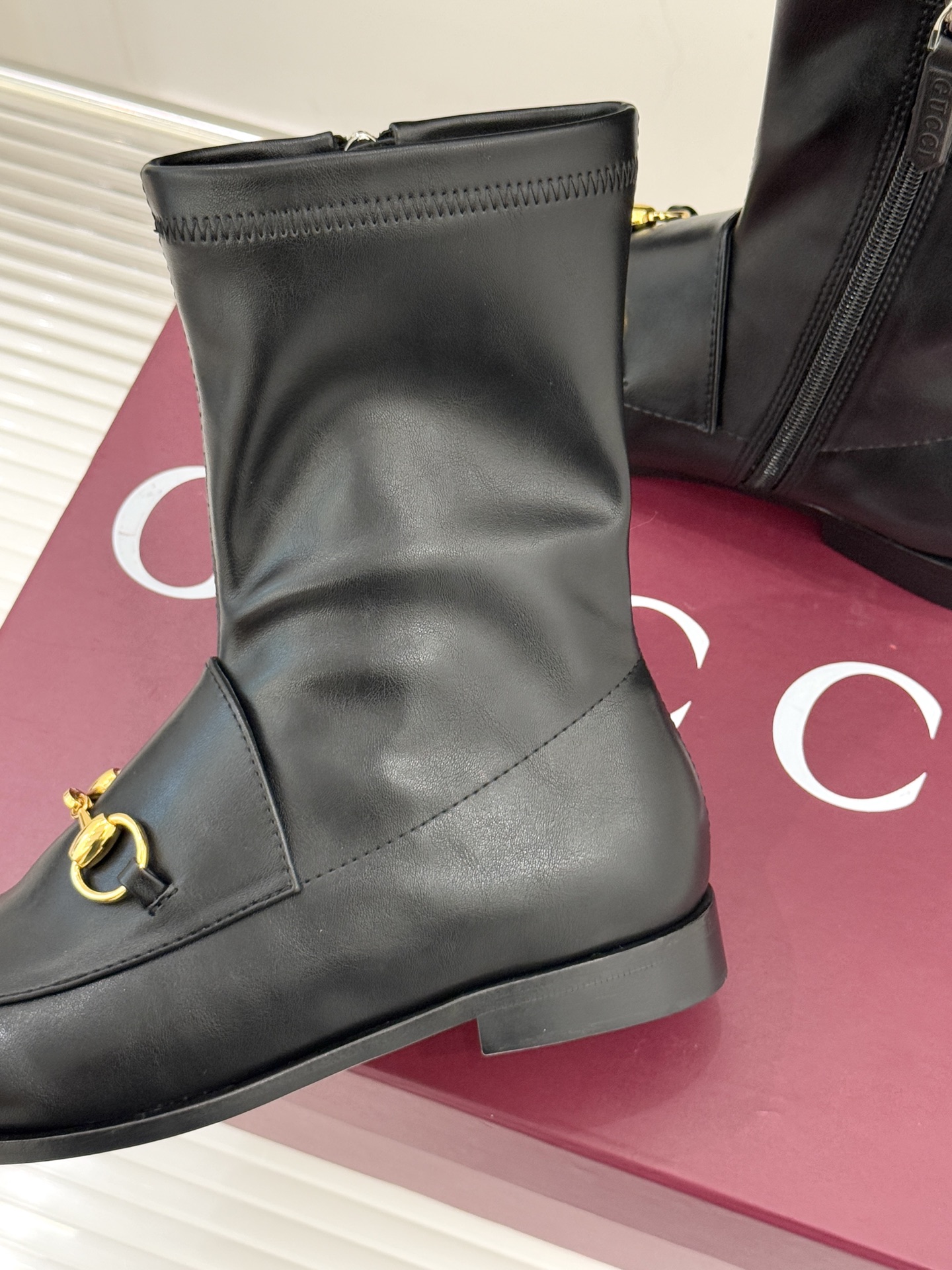 Gucci/古驰经典双G马衔扣复古乐福弹力靴短靴当百年马术基因邂逅现代穿着哲学这款弹力靴便有了跨越时光的