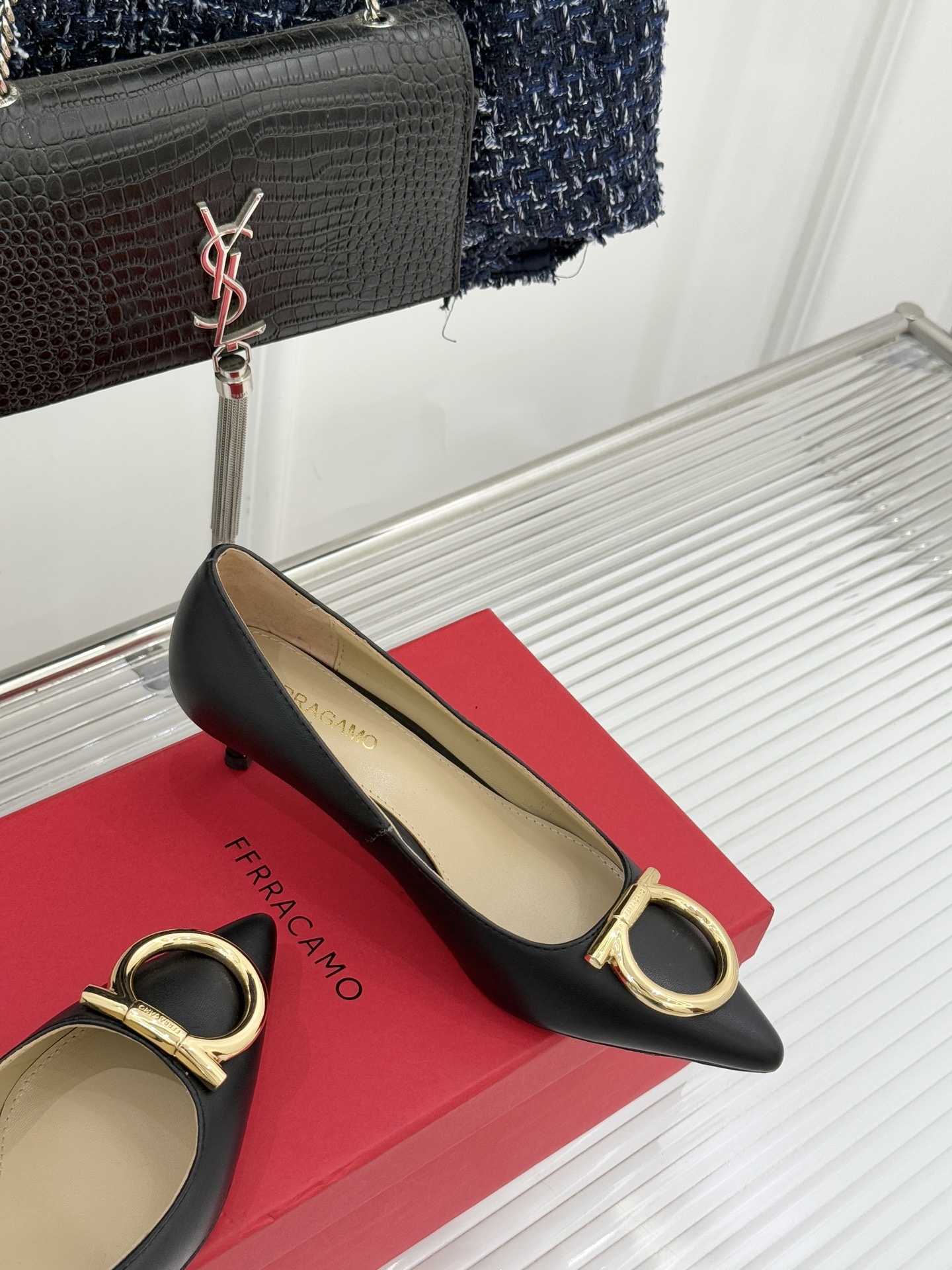 Ferragamo/菲拉格慕25WF新品大金属扣尖头高跟鞋承袭品牌百年制鞋基因将芭蕾艺术的灵动气韵与经典