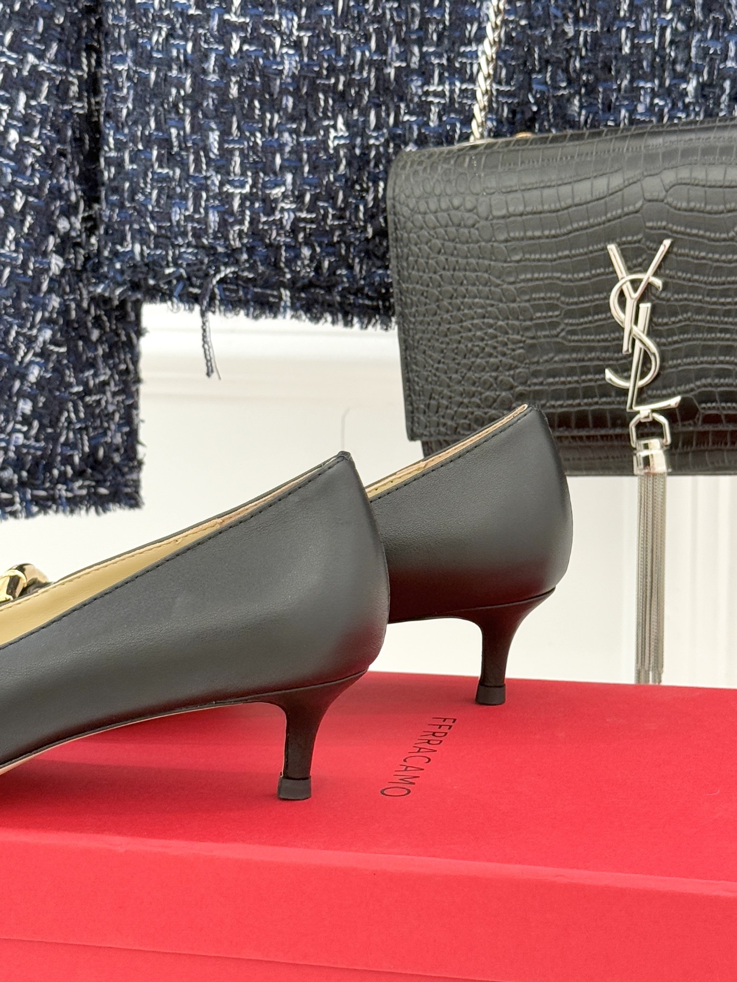 Ferragamo/菲拉格慕25WF新品大金属扣尖头高跟鞋承袭品牌百年制鞋基因将芭蕾艺术的灵动气韵与经典