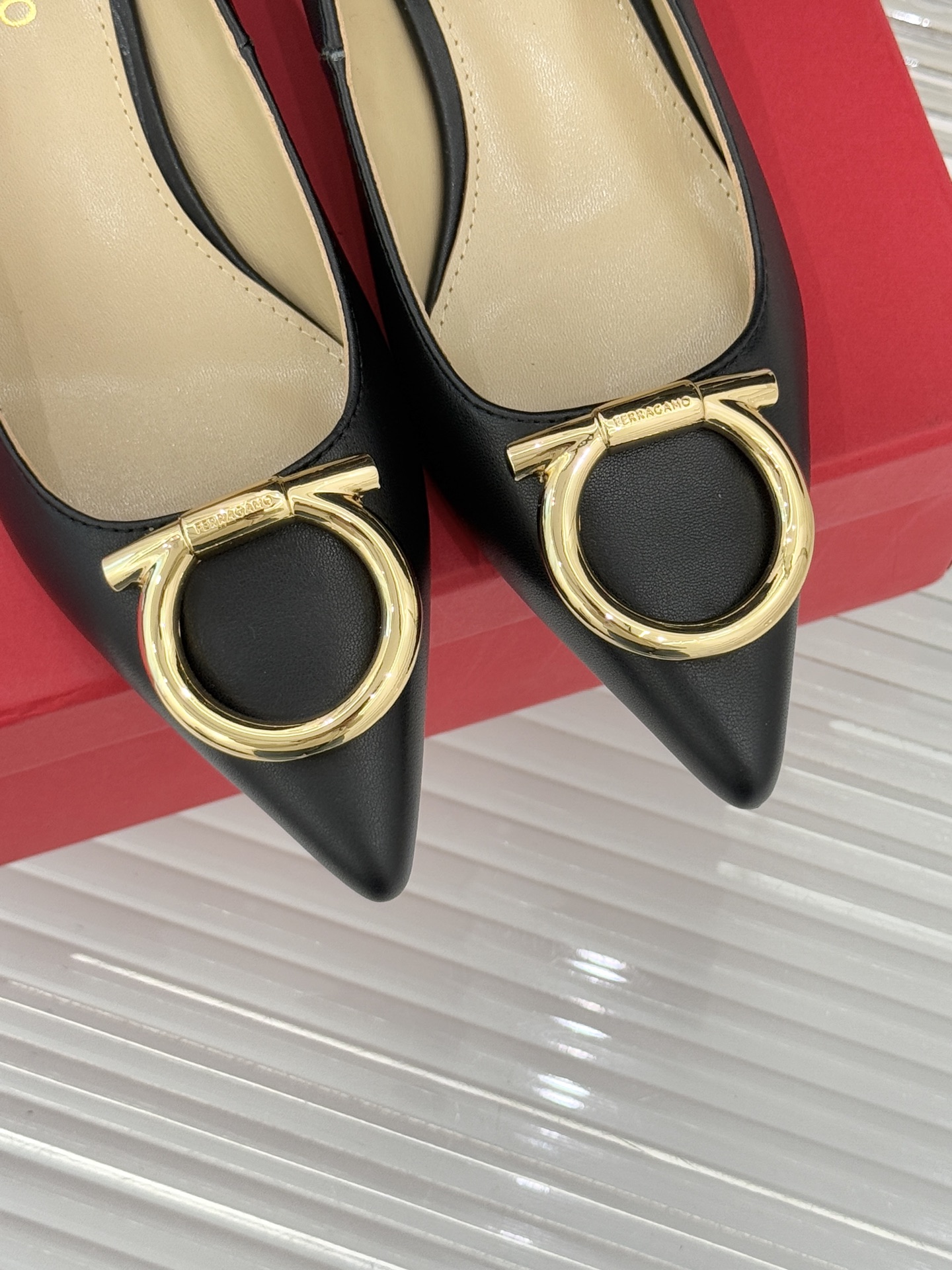 Ferragamo/菲拉格慕25WF新品大金属扣尖头高跟鞋承袭品牌百年制鞋基因将芭蕾艺术的灵动气韵与经典