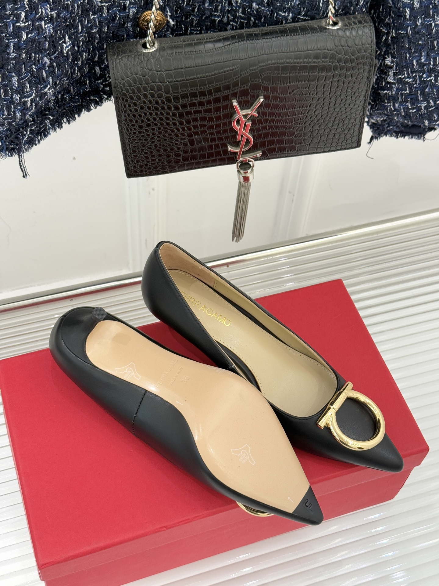 Ferragamo/菲拉格慕25WF新品大金属扣尖头高跟鞋承袭品牌百年制鞋基因将芭蕾艺术的灵动气韵与经典