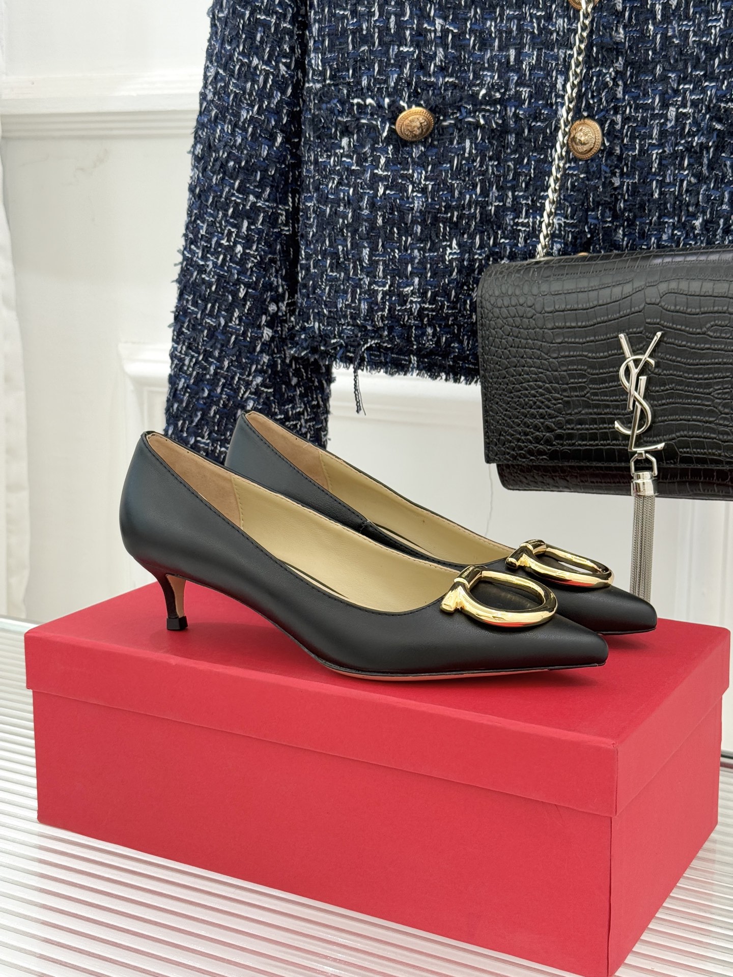 Ferragamo/菲拉格慕25WF新品大金属扣尖头高跟鞋承袭品牌百年制鞋基因将芭蕾艺术的灵动气韵与经典