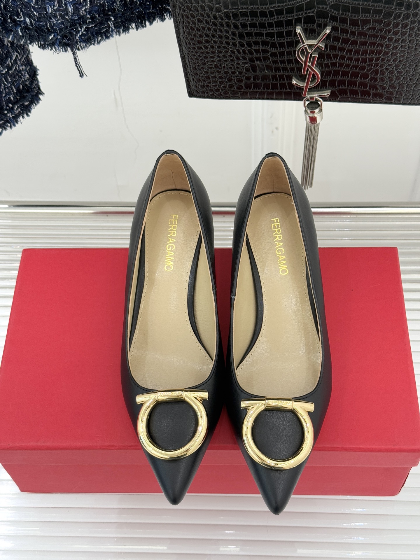 Ferragamo/菲拉格慕25WF新品大金属扣尖头高跟鞋承袭品牌百年制鞋基因将芭蕾艺术的灵动气韵与经典