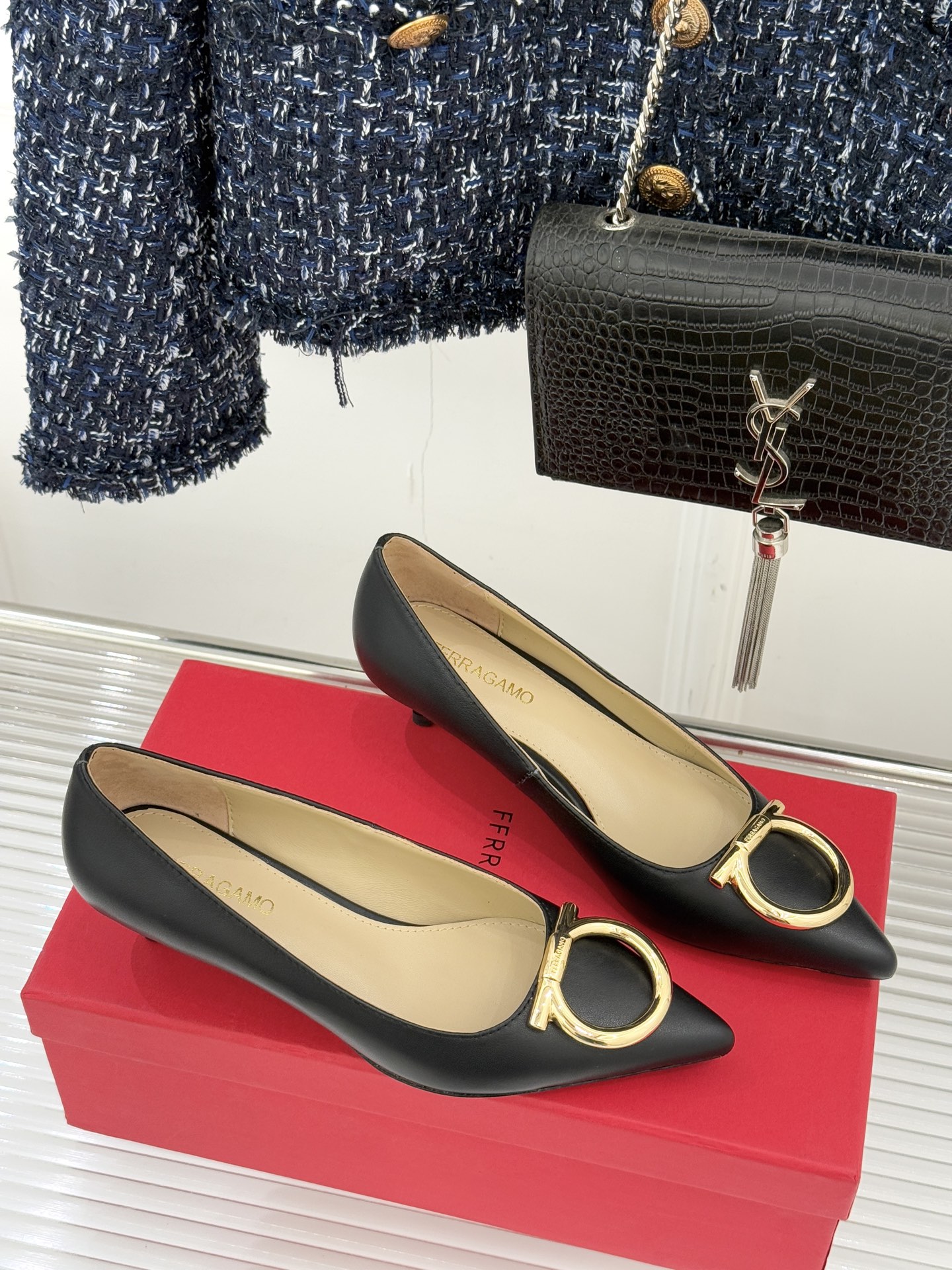 Ferragamo/菲拉格慕25WF新品大金属扣尖头高跟鞋承袭品牌百年制鞋基因将芭蕾艺术的灵动气韵与经典