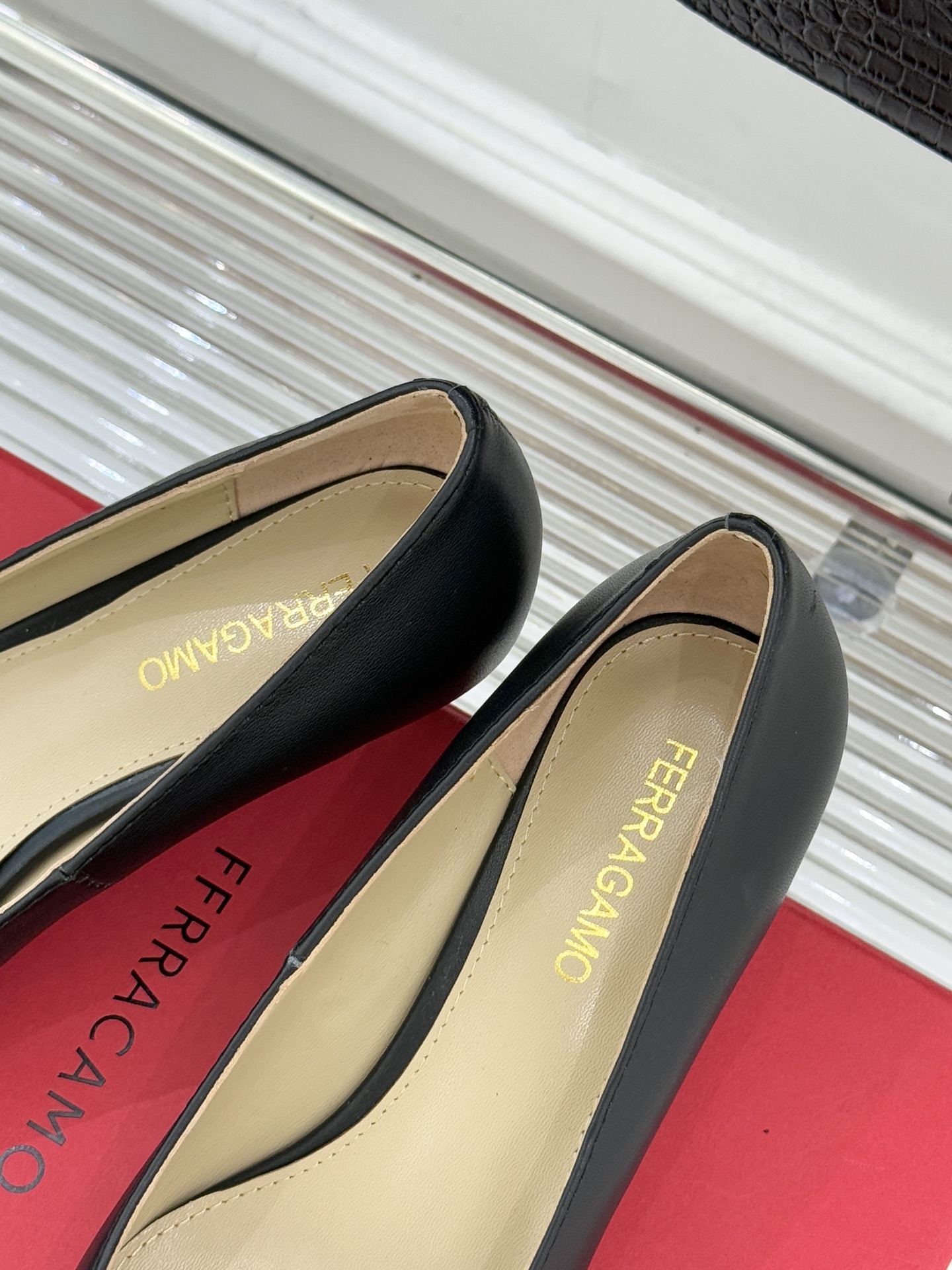 Ferragamo/菲拉格慕25WF新品大金属扣尖头高跟鞋承袭品牌百年制鞋基因将芭蕾艺术的灵动气韵与经典