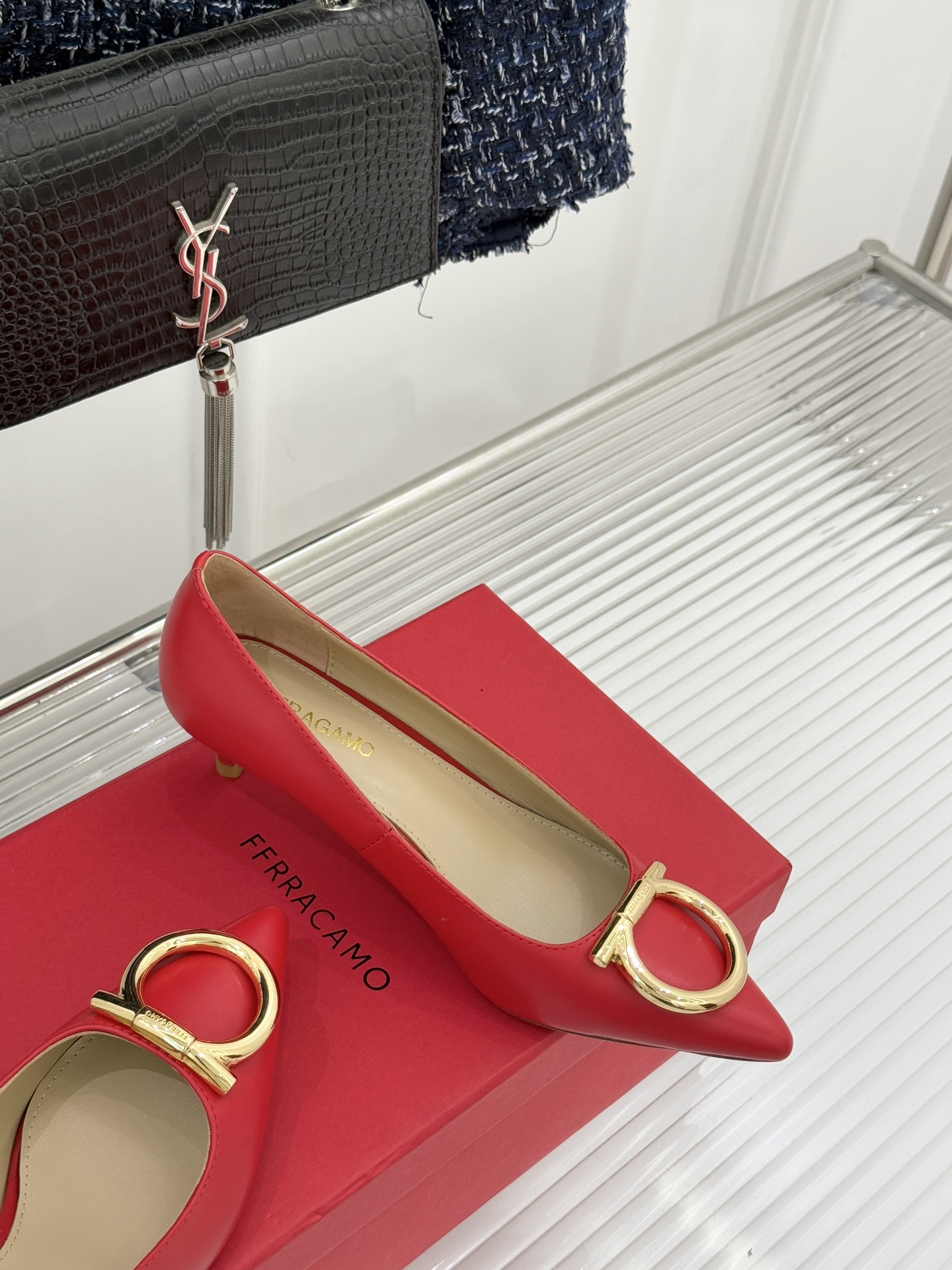 Ferragamo/菲拉格慕25WF新品大金属扣尖头高跟鞋承袭品牌百年制鞋基因将芭蕾艺术的灵动气韵与经典