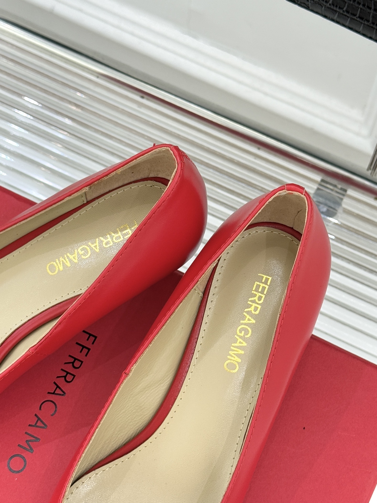 Ferragamo/菲拉格慕25WF新品大金属扣尖头高跟鞋承袭品牌百年制鞋基因将芭蕾艺术的灵动气韵与经典