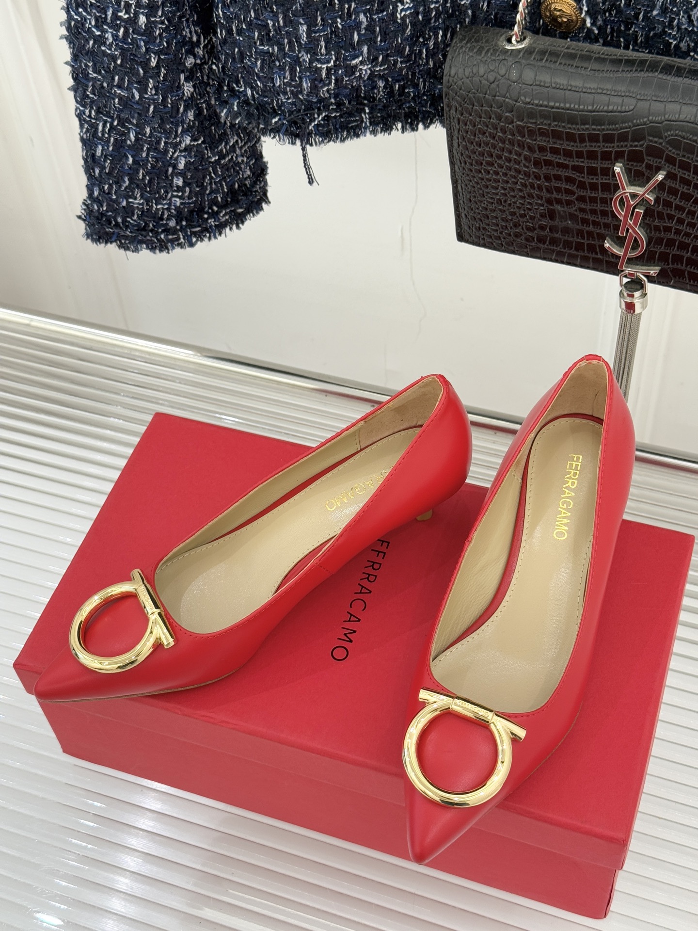 Ferragamo/菲拉格慕25WF新品大金属扣尖头高跟鞋承袭品牌百年制鞋基因将芭蕾艺术的灵动气韵与经典