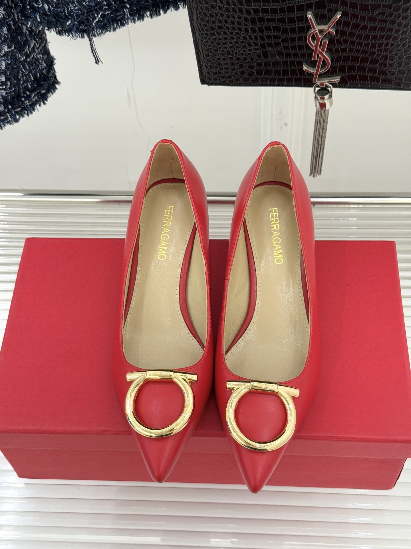 Ferragamo/菲拉格慕25WF新品大金属扣尖头高跟鞋承袭品牌百年制鞋基因将芭蕾艺术的灵动气韵与经典