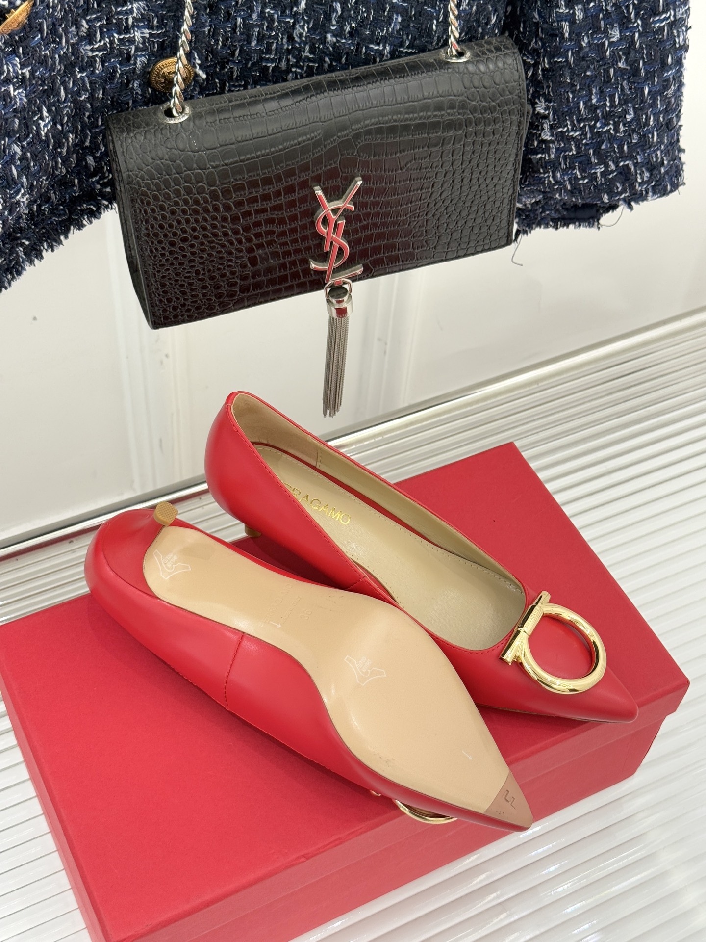 Ferragamo/菲拉格慕25WF新品大金属扣尖头高跟鞋承袭品牌百年制鞋基因将芭蕾艺术的灵动气韵与经典