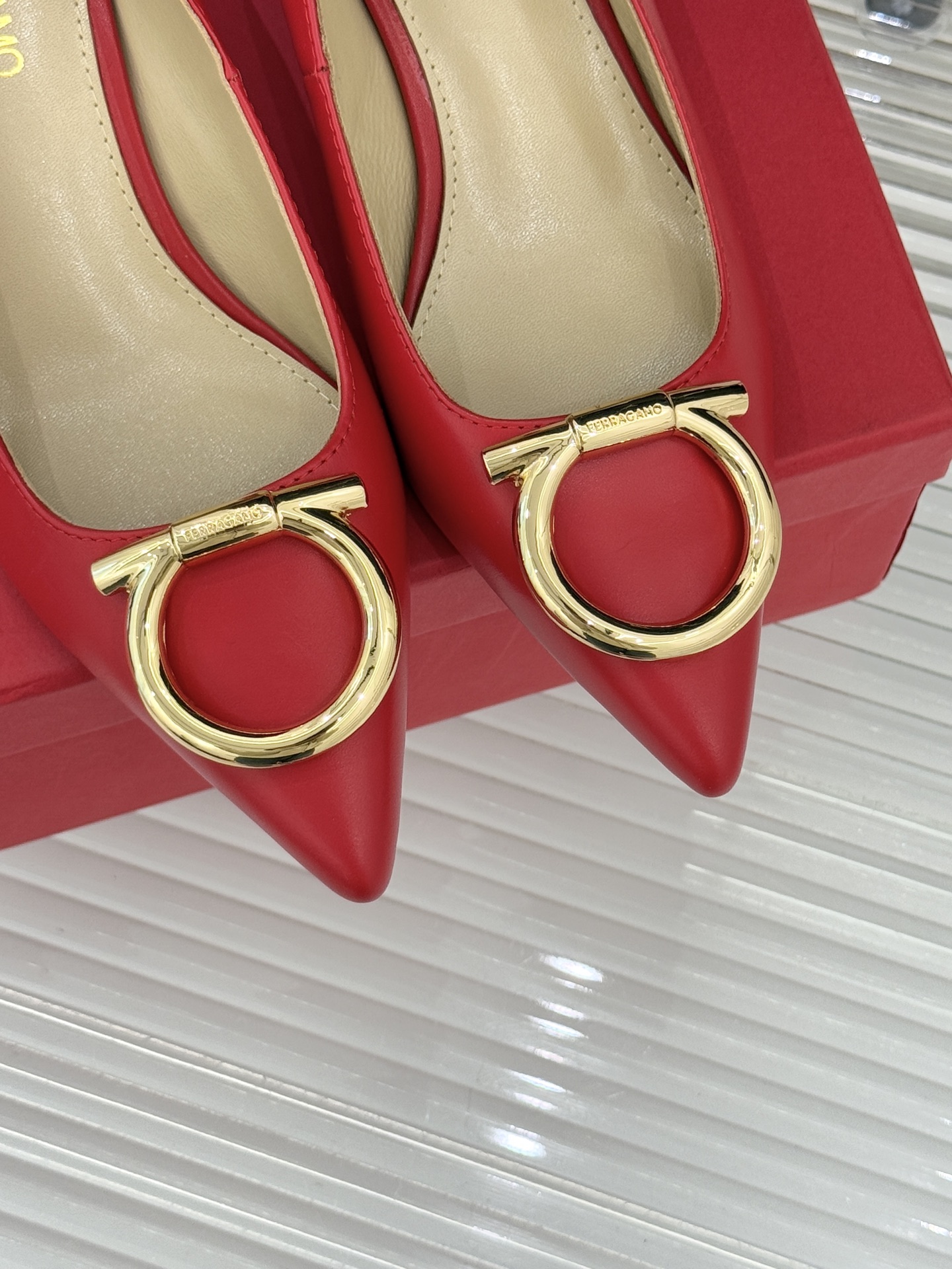 Ferragamo/菲拉格慕25WF新品大金属扣尖头高跟鞋承袭品牌百年制鞋基因将芭蕾艺术的灵动气韵与经典