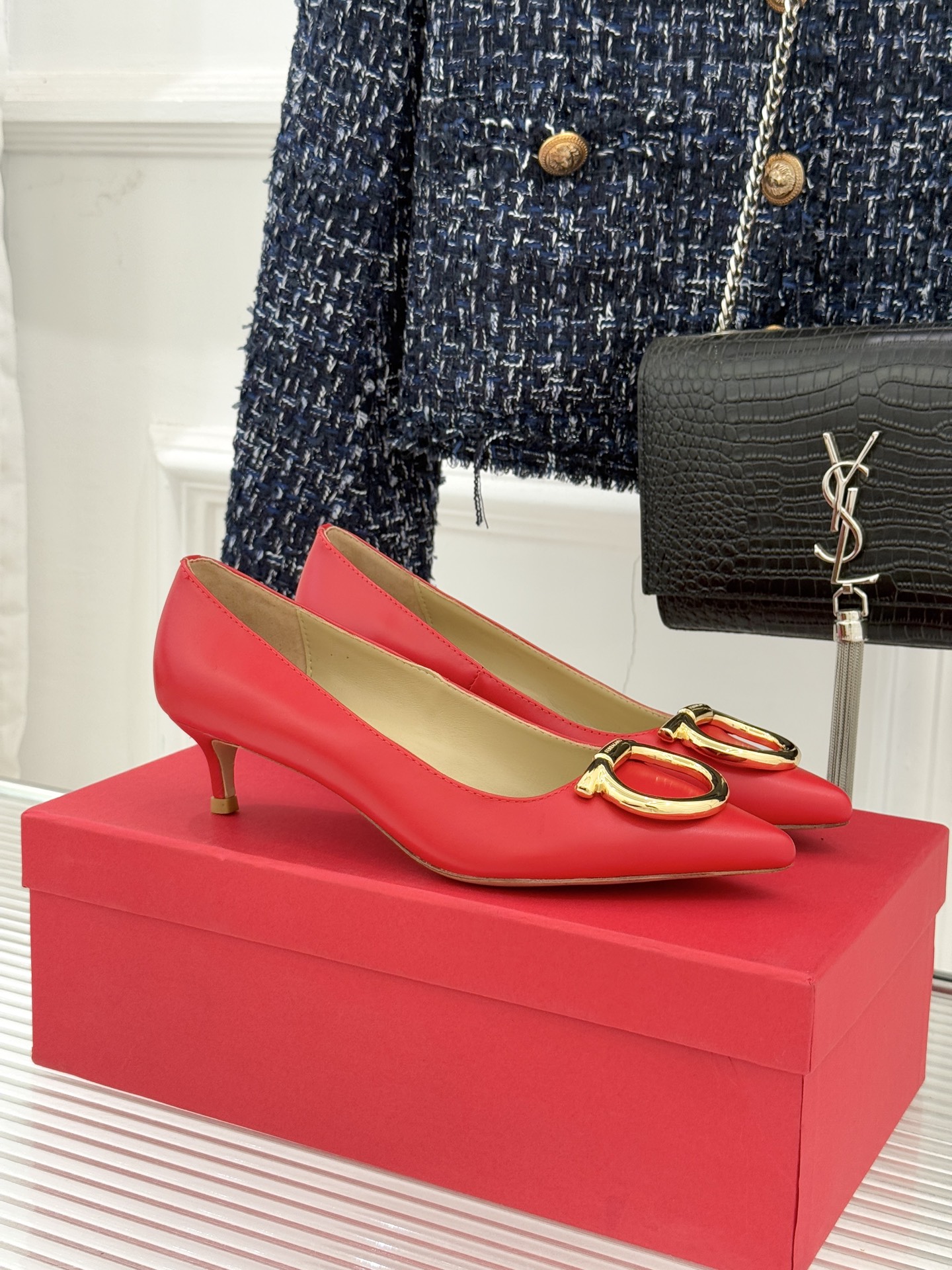 Ferragamo/菲拉格慕25WF新品大金属扣尖头高跟鞋承袭品牌百年制鞋基因将芭蕾艺术的灵动气韵与经典