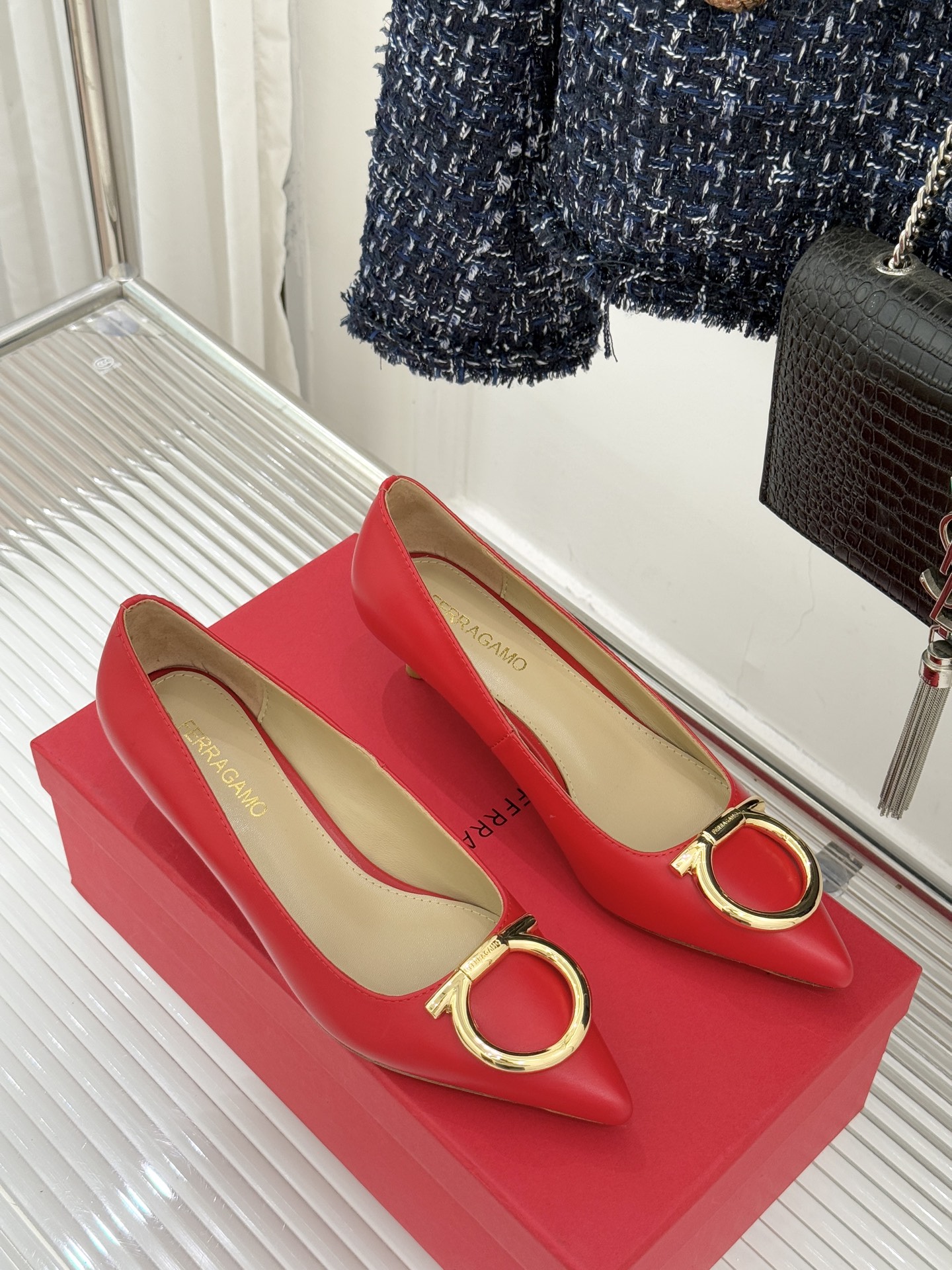 Ferragamo/菲拉格慕25WF新品大金属扣尖头高跟鞋承袭品牌百年制鞋基因将芭蕾艺术的灵动气韵与经典