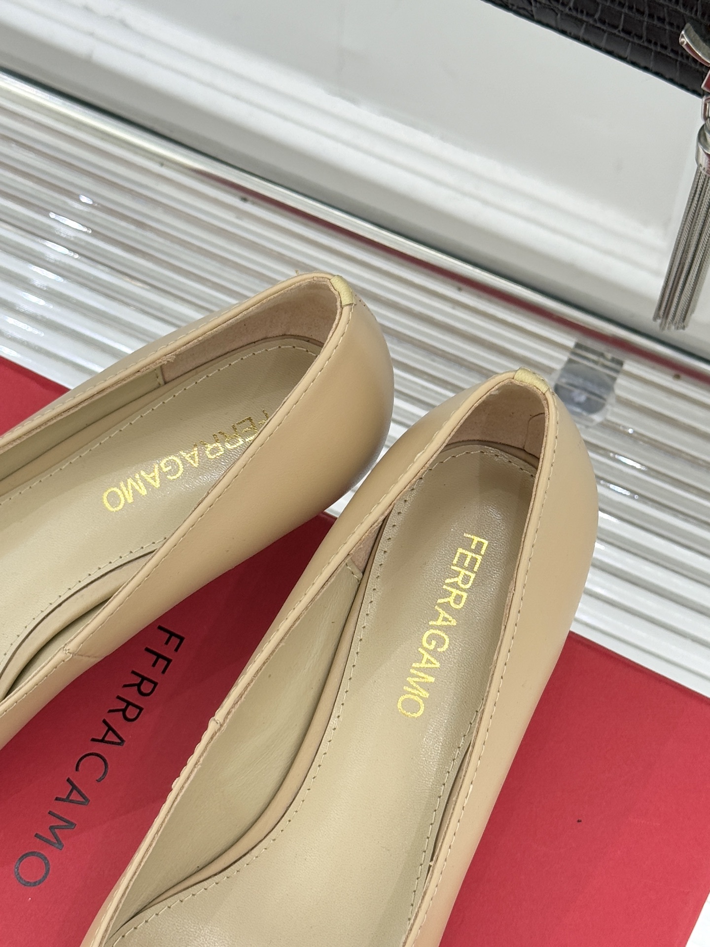 Ferragamo/菲拉格慕25WF新品大金属扣尖头高跟鞋承袭品牌百年制鞋基因将芭蕾艺术的灵动气韵与经典