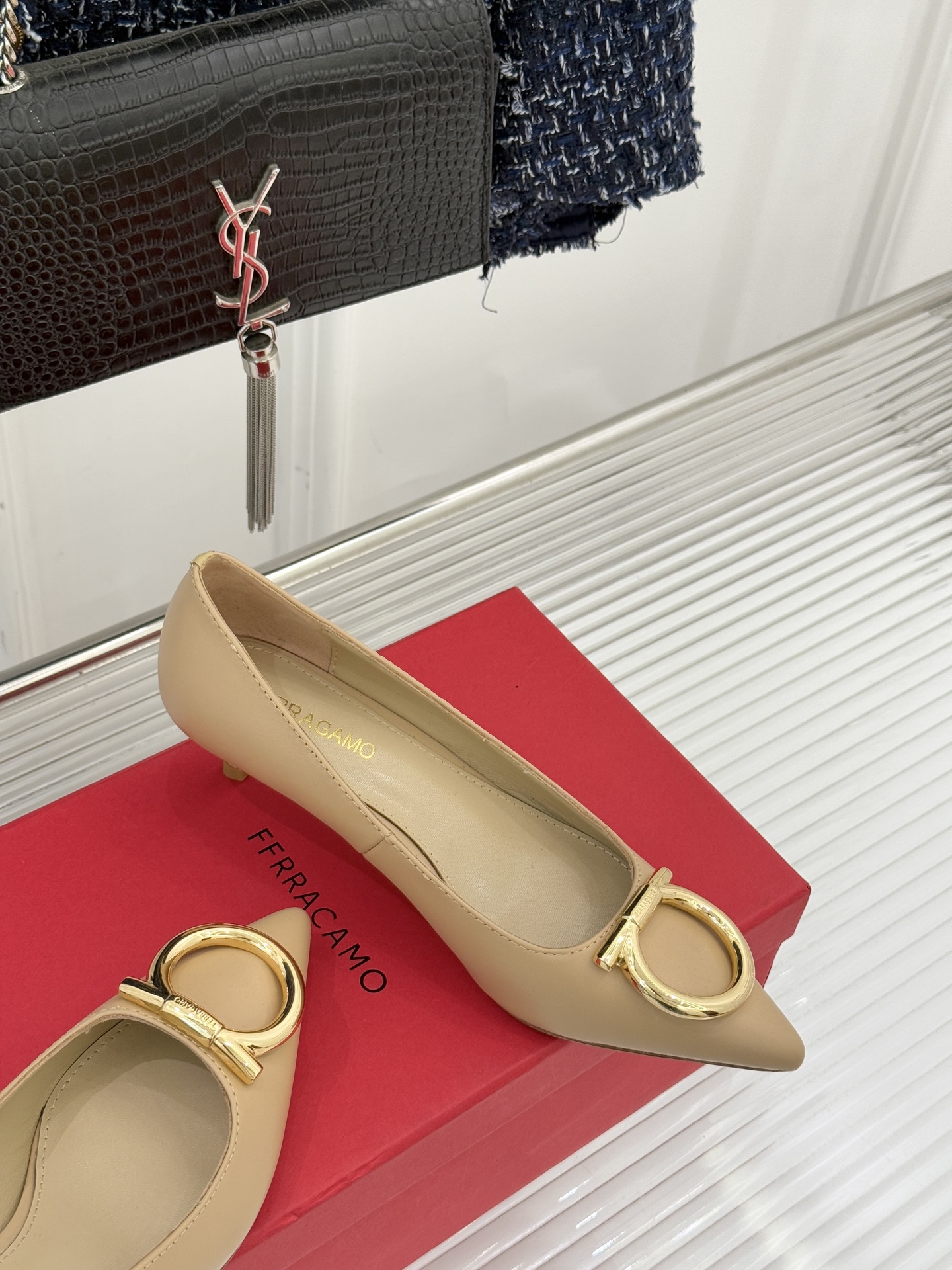 Ferragamo/菲拉格慕25WF新品大金属扣尖头高跟鞋承袭品牌百年制鞋基因将芭蕾艺术的灵动气韵与经典