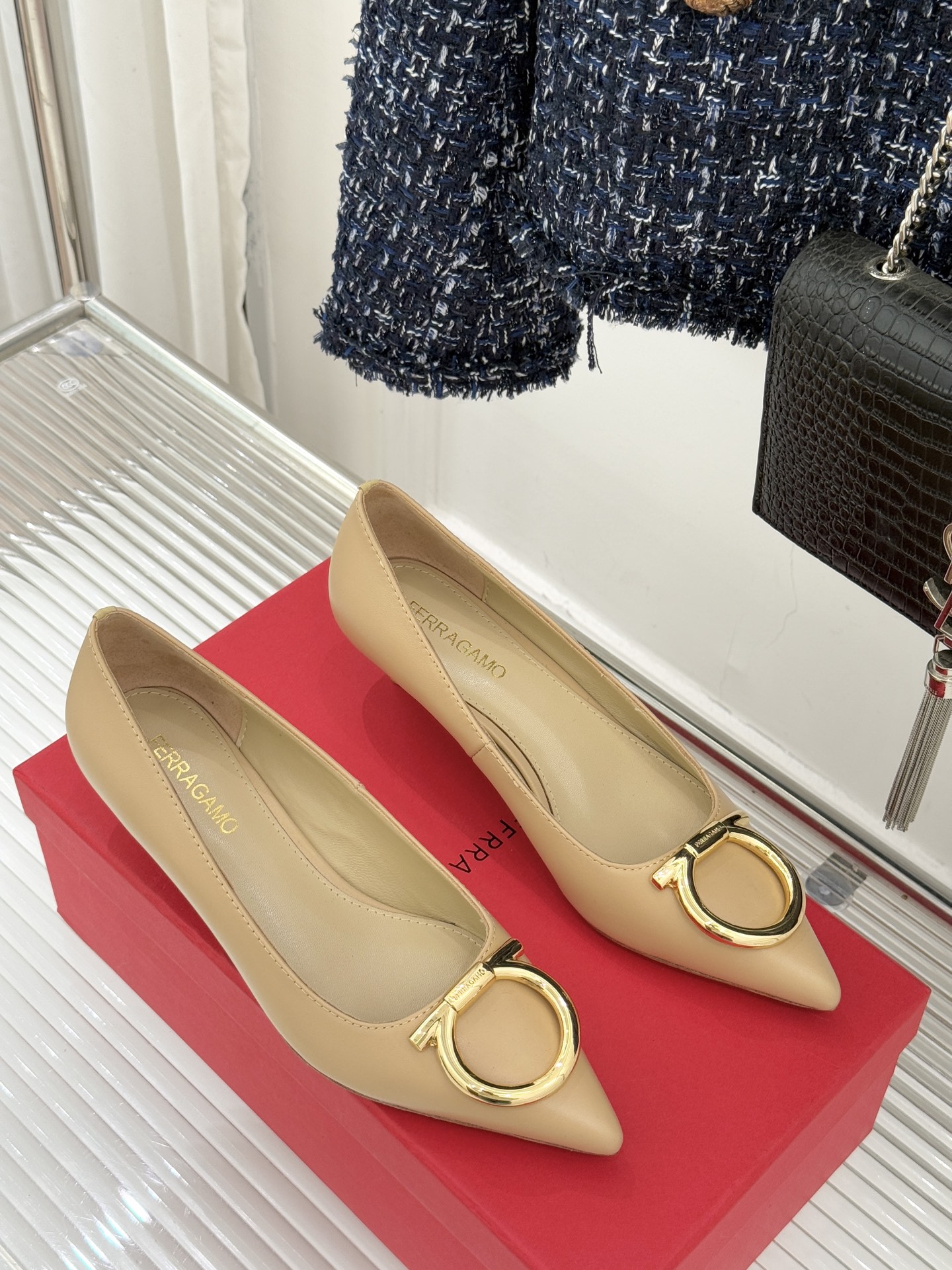 Ferragamo/菲拉格慕25WF新品大金属扣尖头高跟鞋承袭品牌百年制鞋基因将芭蕾艺术的灵动气韵与经典