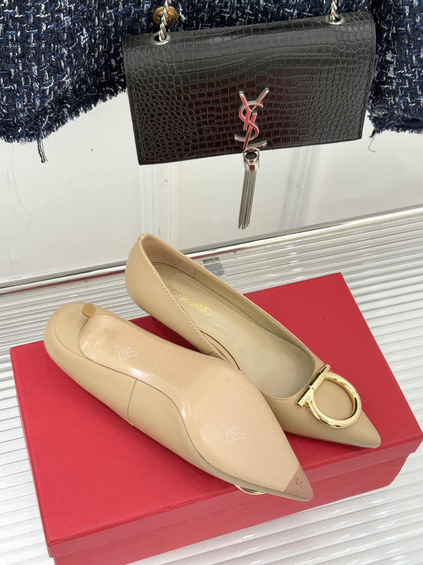 Ferragamo/菲拉格慕25WF新品大金属扣尖头高跟鞋承袭品牌百年制鞋基因将芭蕾艺术的灵动气韵与经典