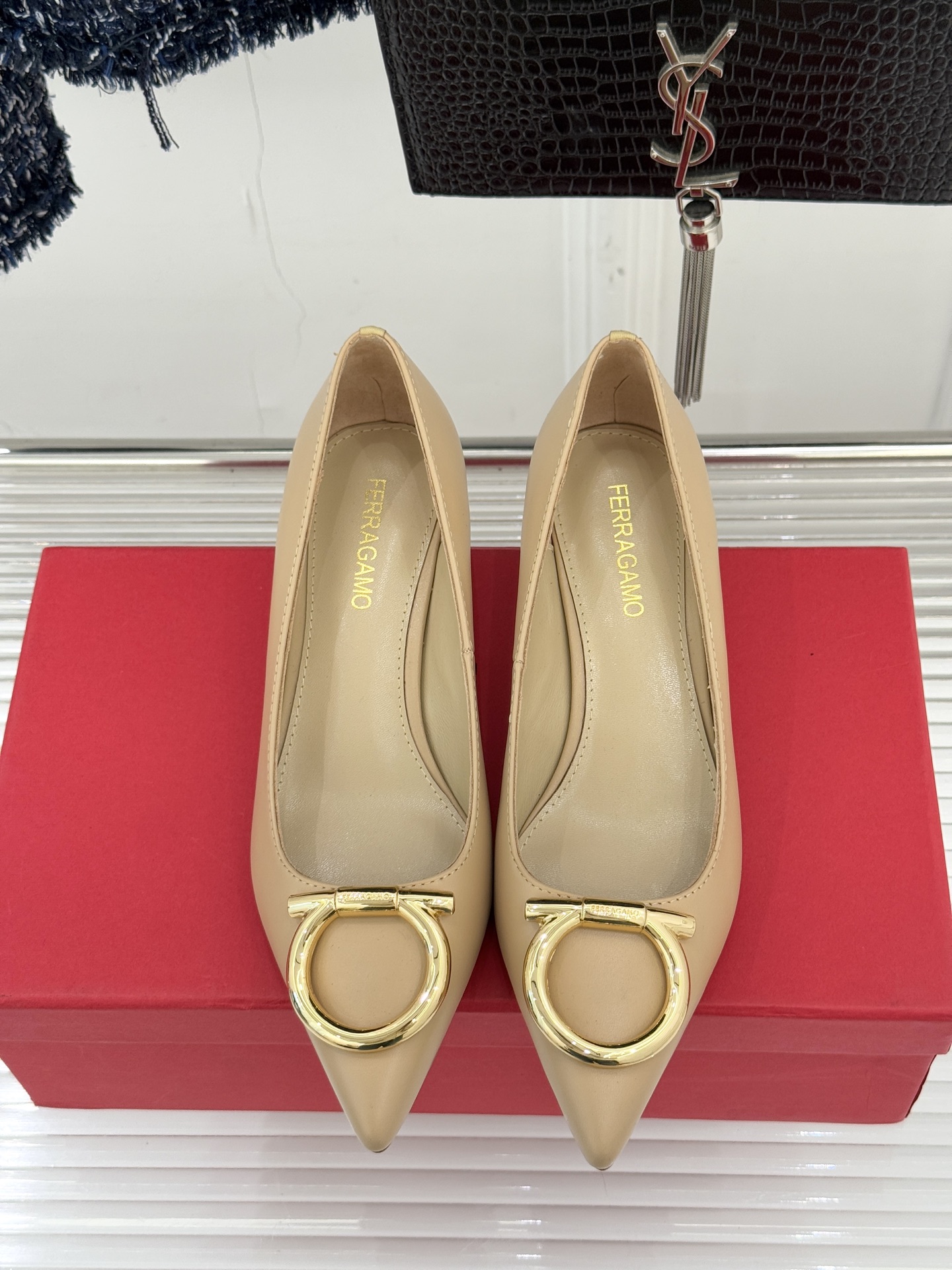 Ferragamo/菲拉格慕25WF新品大金属扣尖头高跟鞋承袭品牌百年制鞋基因将芭蕾艺术的灵动气韵与经典