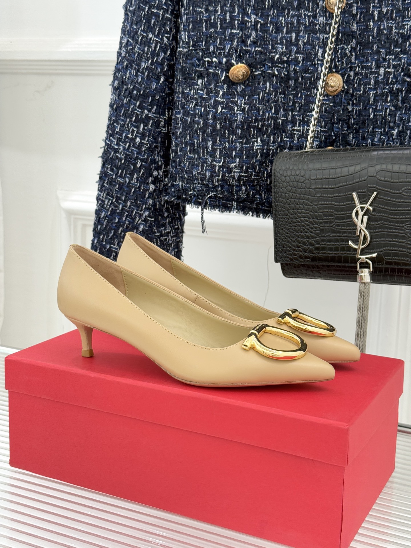 Ferragamo/菲拉格慕25WF新品大金属扣尖头高跟鞋承袭品牌百年制鞋基因将芭蕾艺术的灵动气韵与经典