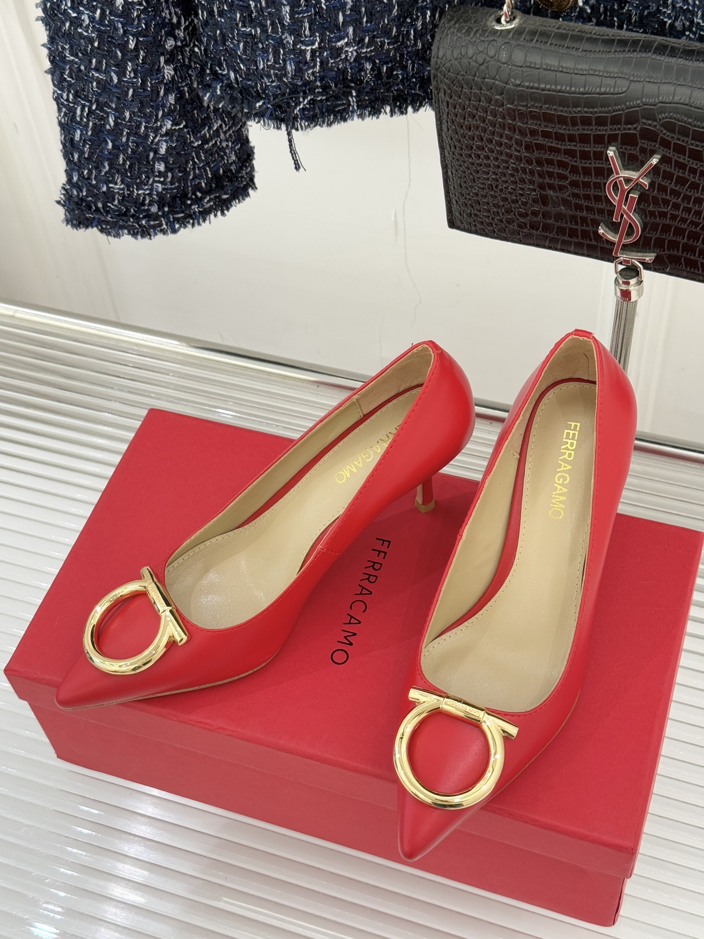 Ferragamo/菲拉格慕25WF新品大金属扣尖头高跟鞋承袭品牌百年制鞋基因将芭蕾艺术的灵动气韵与经典